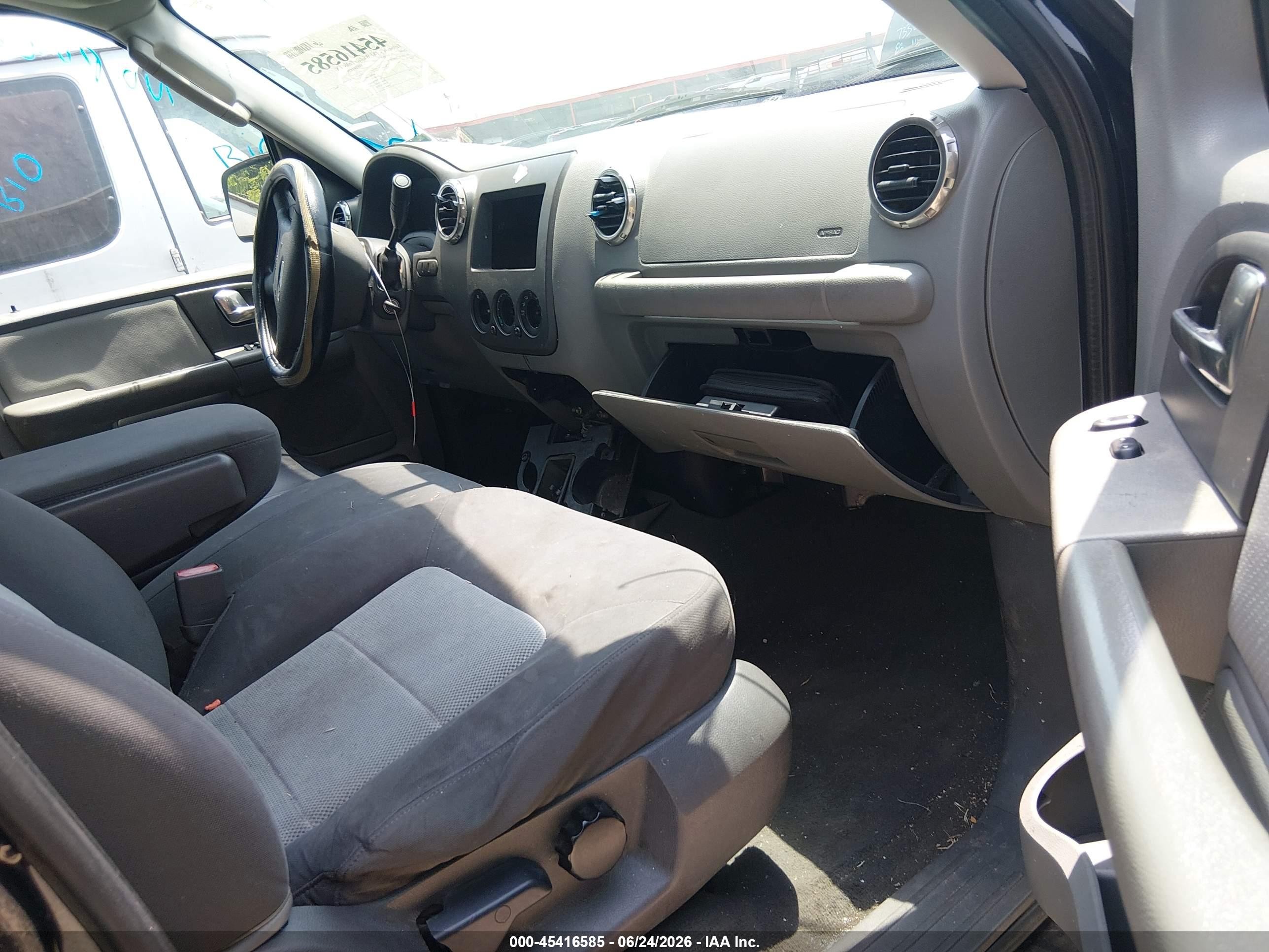 2004 Ford Expedition Xls Black vin: 1FMRU13W24LB07746