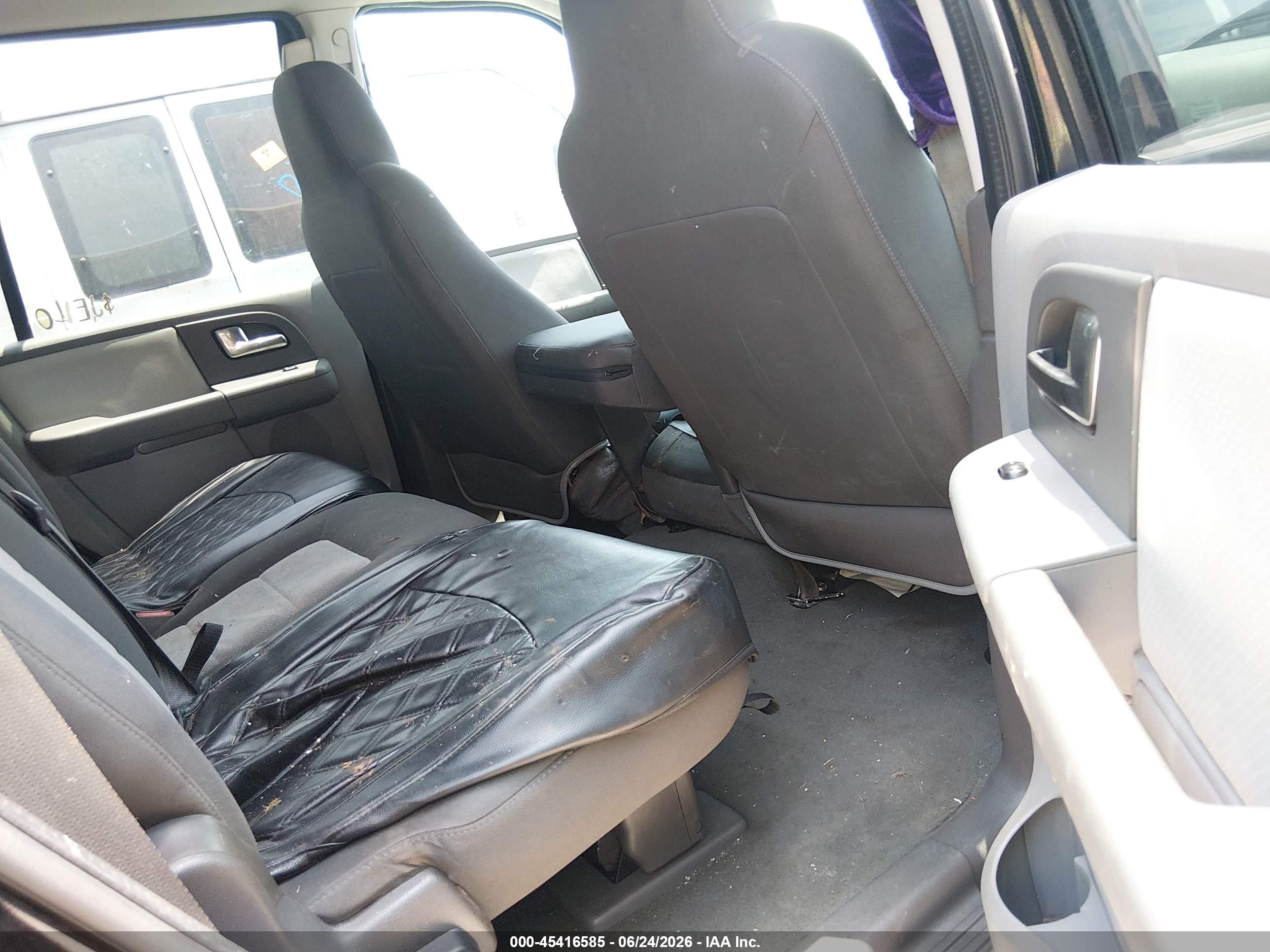 2004 Ford Expedition Xls Black vin: 1FMRU13W24LB07746