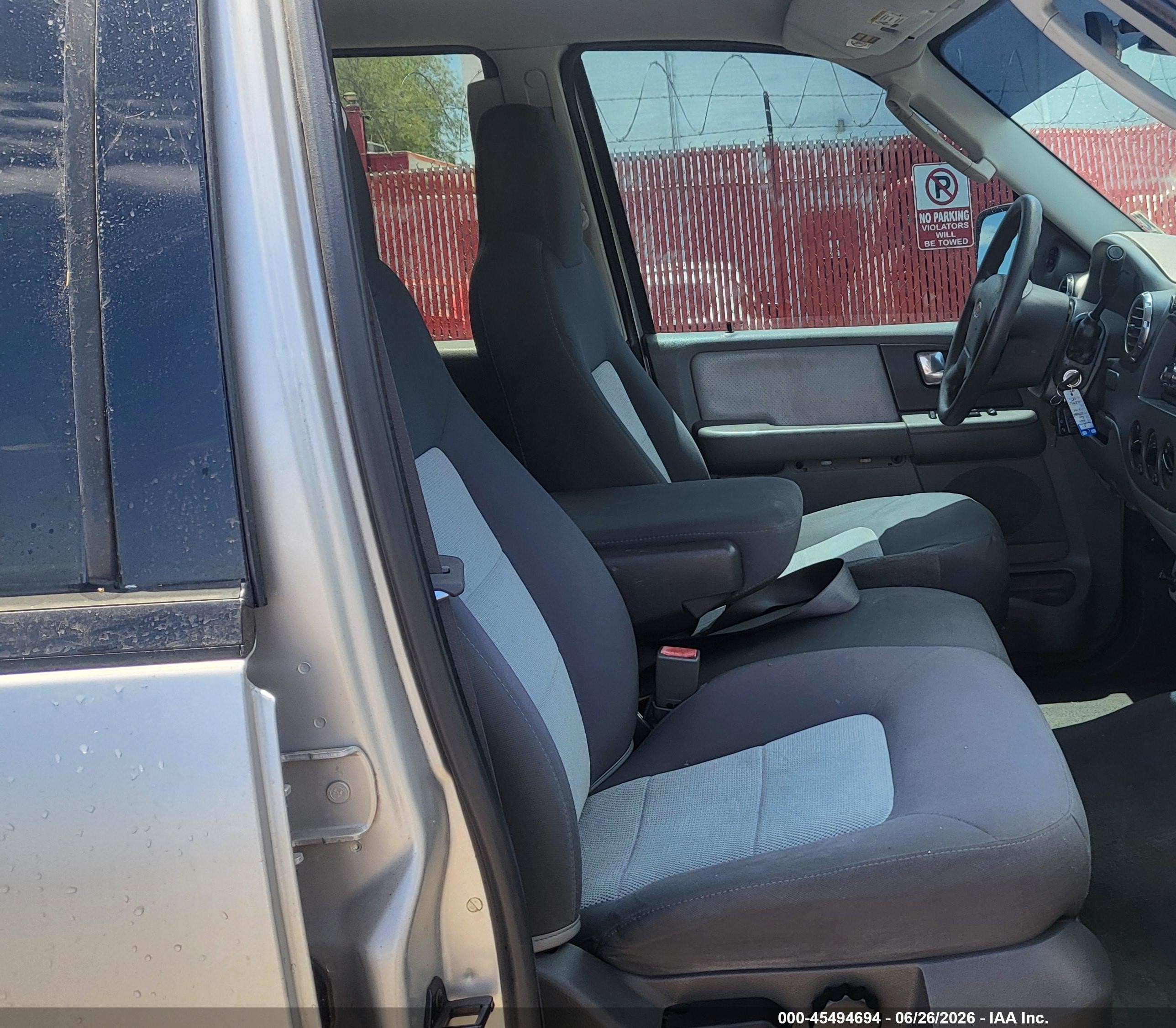 2004 Ford Expedition Xls Silver vin: 1FMRU13W64LB74351