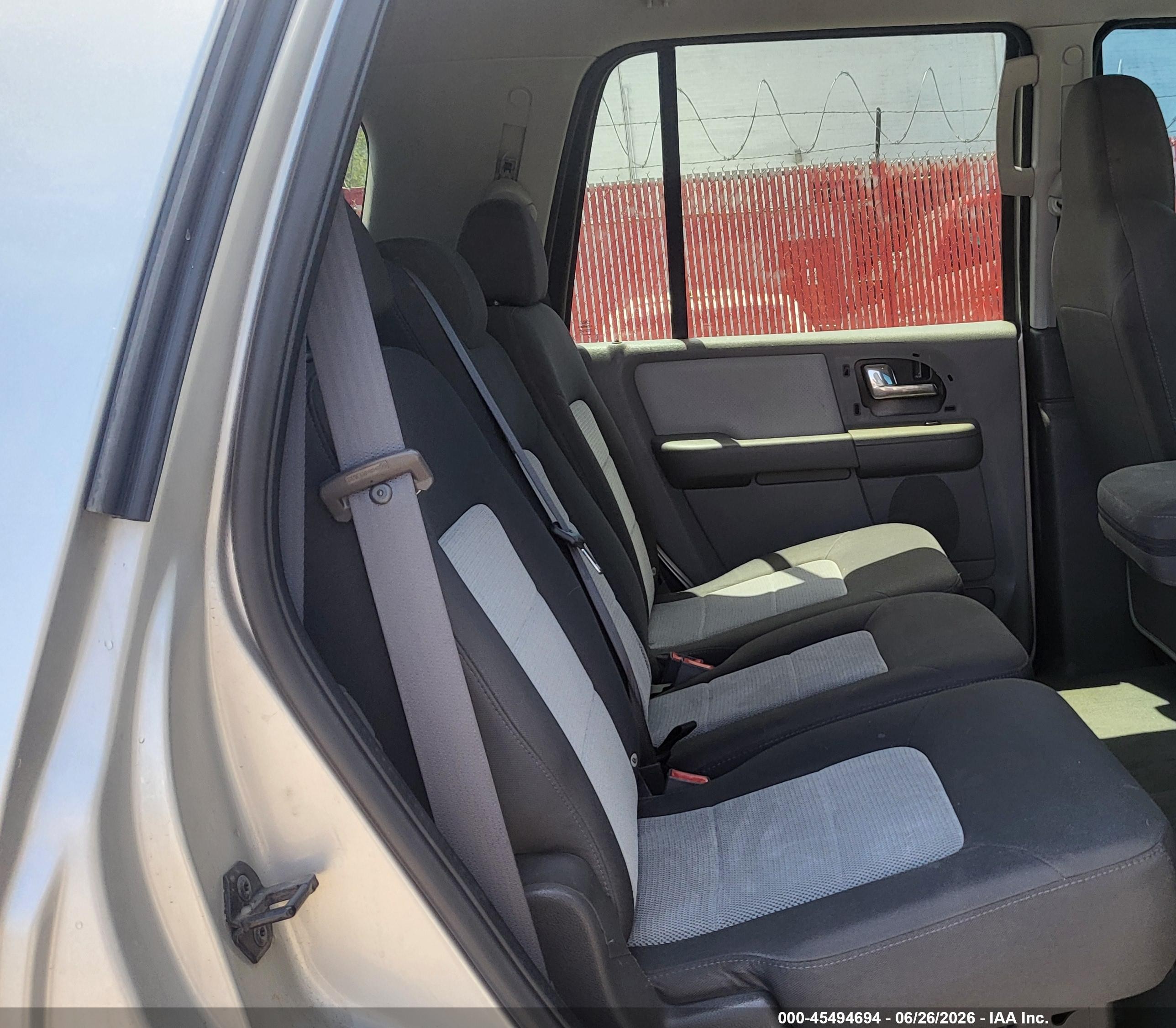 2004 Ford Expedition Xls Silver vin: 1FMRU13W64LB74351