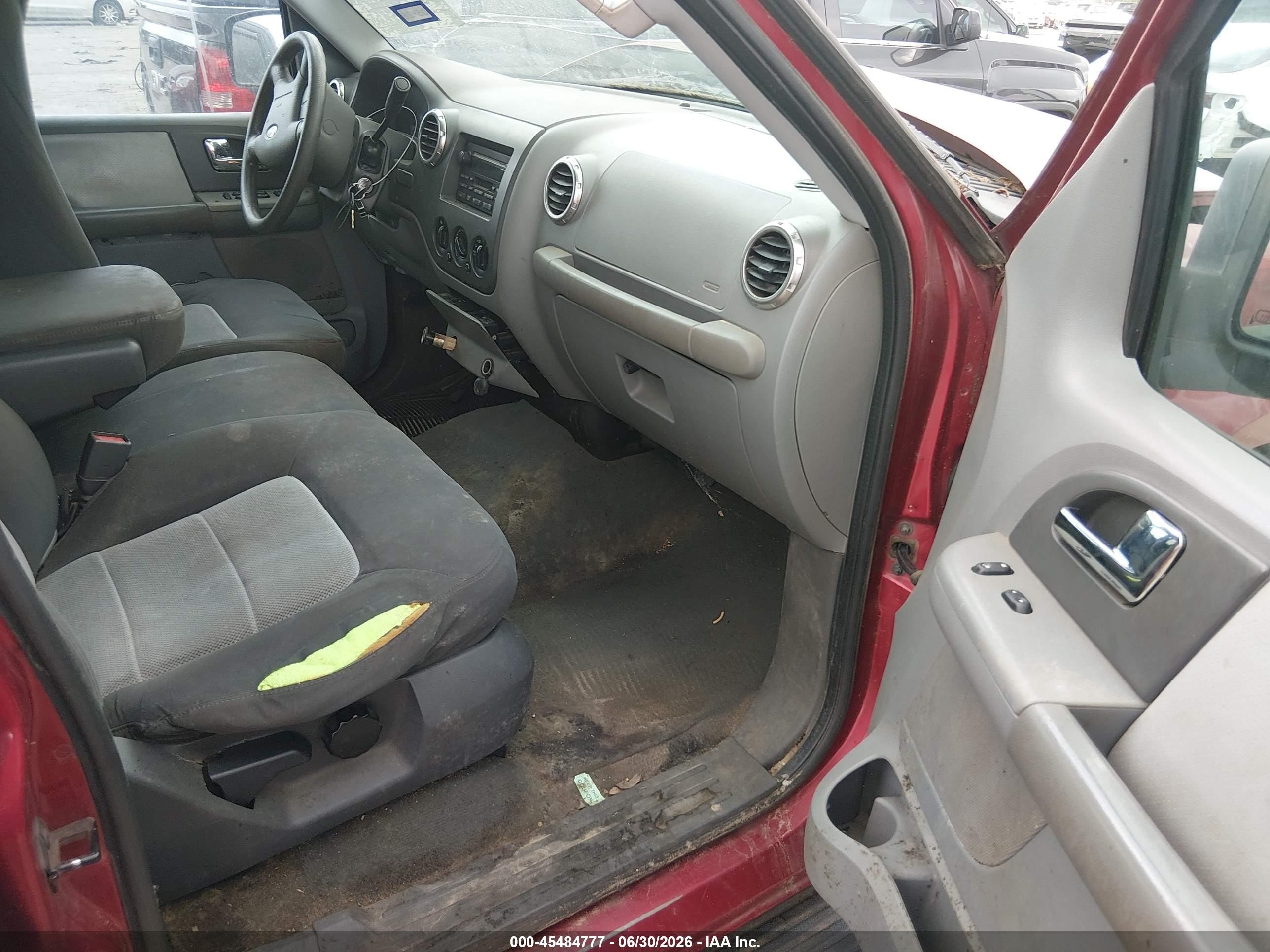 2004 Ford Expedition Xls Красный vin: 1FMRU13W94LB21739