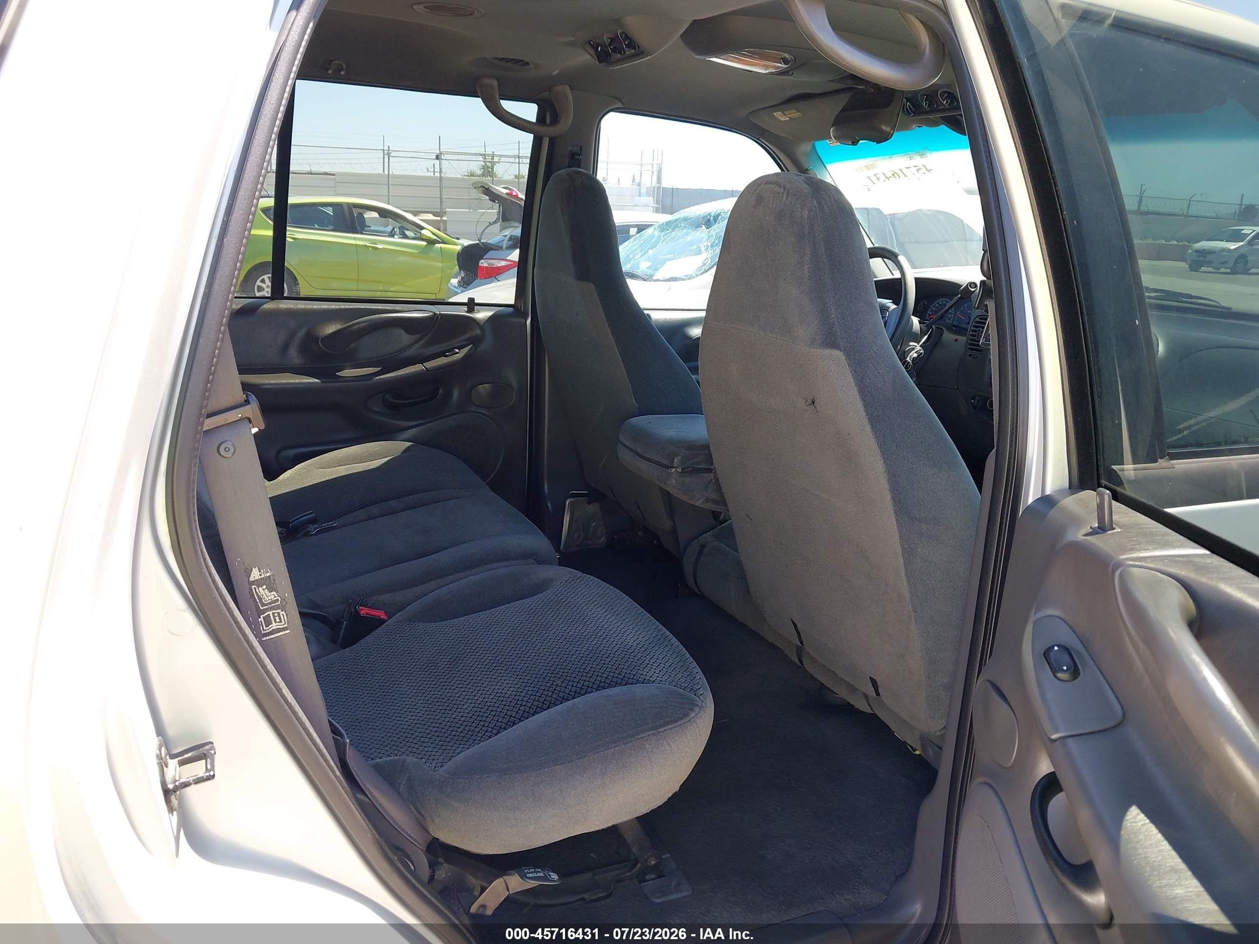 2000 Ford Expedition Xlt Silver vin: 1FMRU1564YLC23288