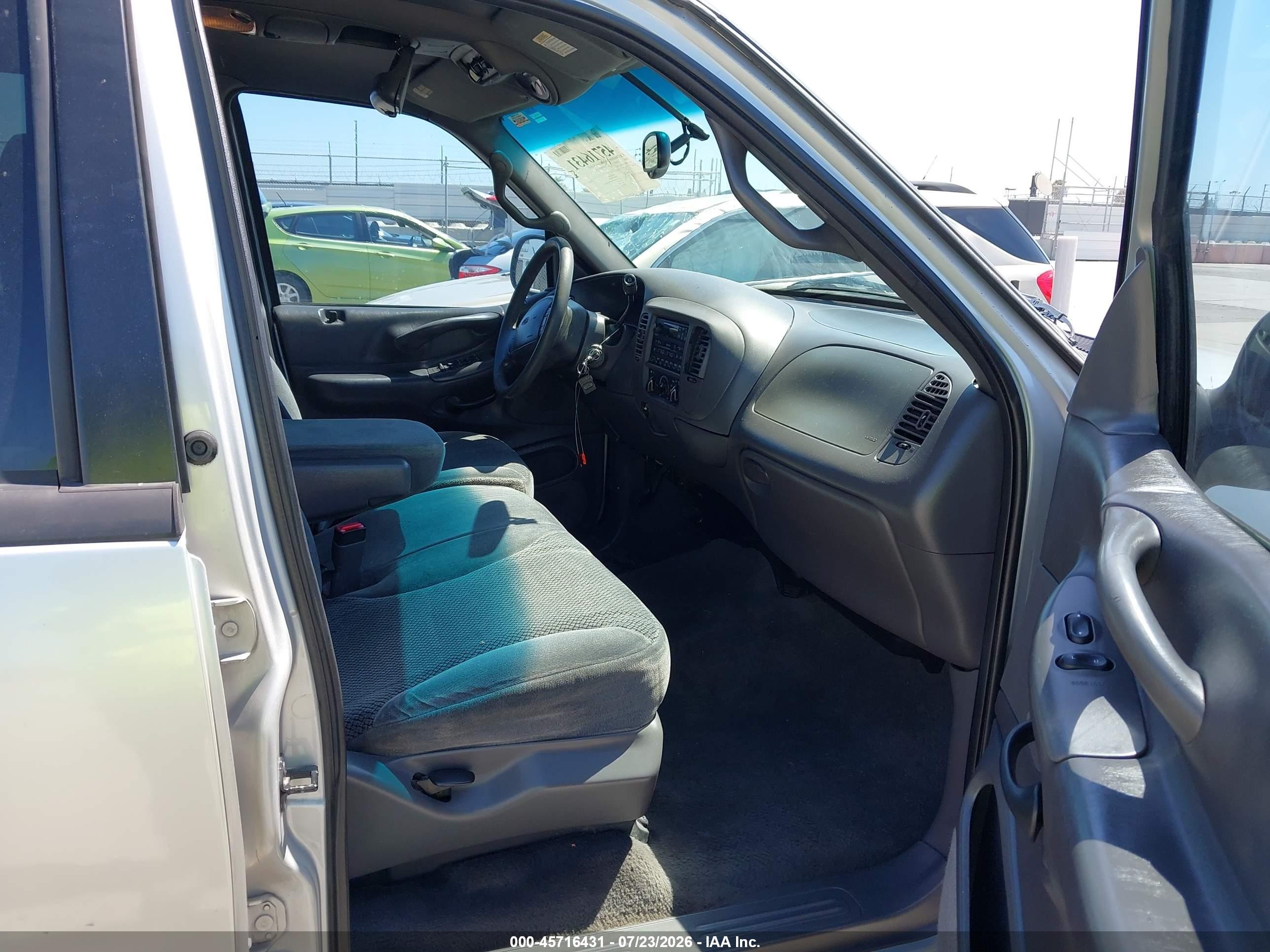 2000 Ford Expedition Xlt Silver vin: 1FMRU1564YLC23288