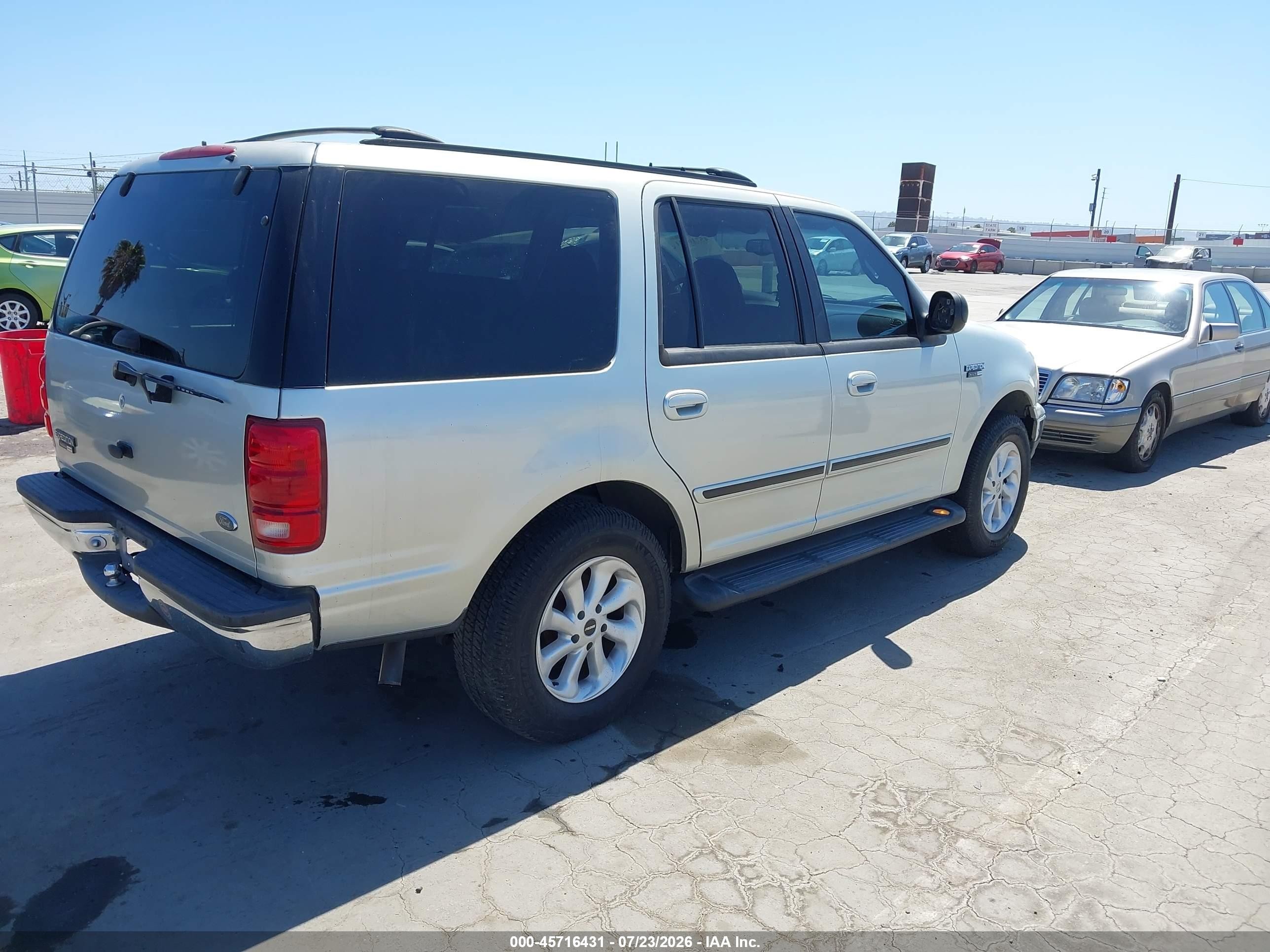 2000 Ford Expedition Xlt Silver vin: 1FMRU1564YLC23288