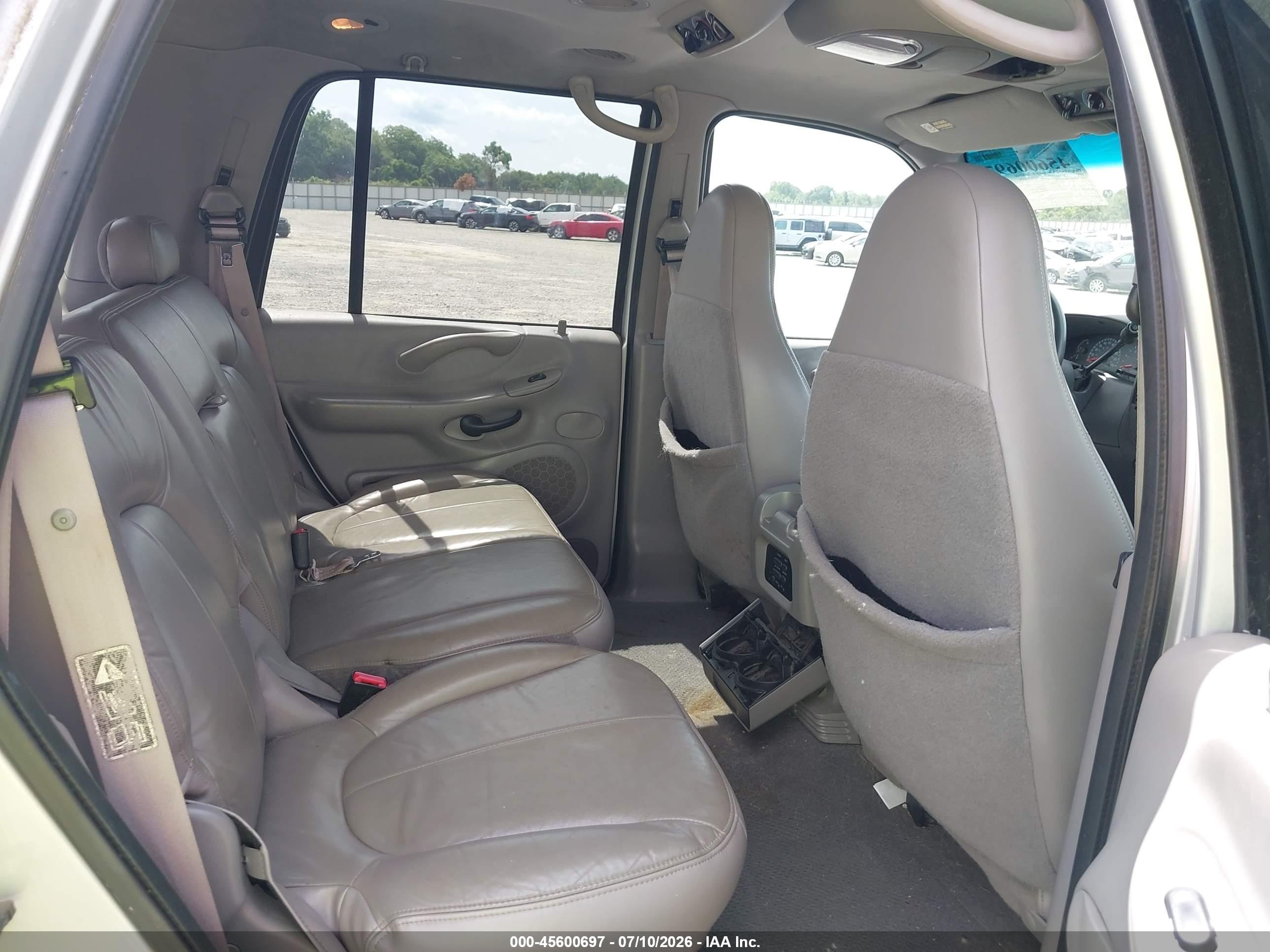 2000 Ford Expedition Xlt Серебряный vin: 1FMRU1566YLA21441