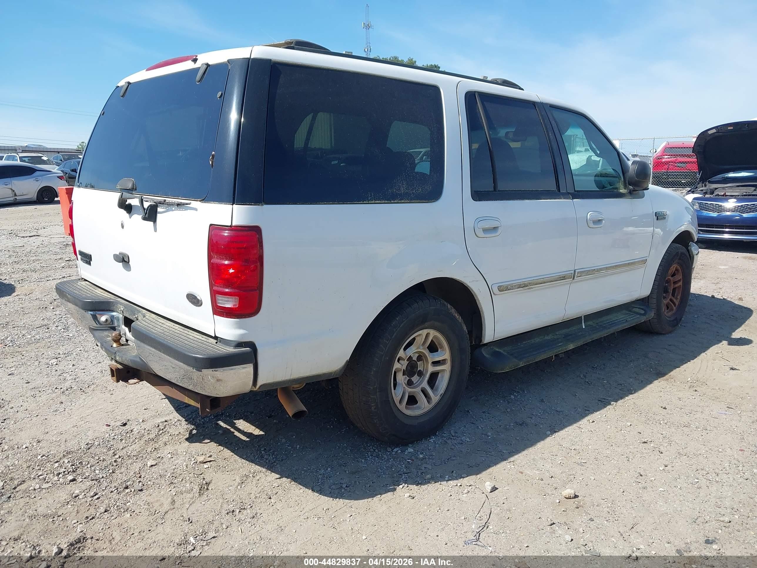 2002 Ford Expedition Xlt White vin: 1FMRU15L12LA29248