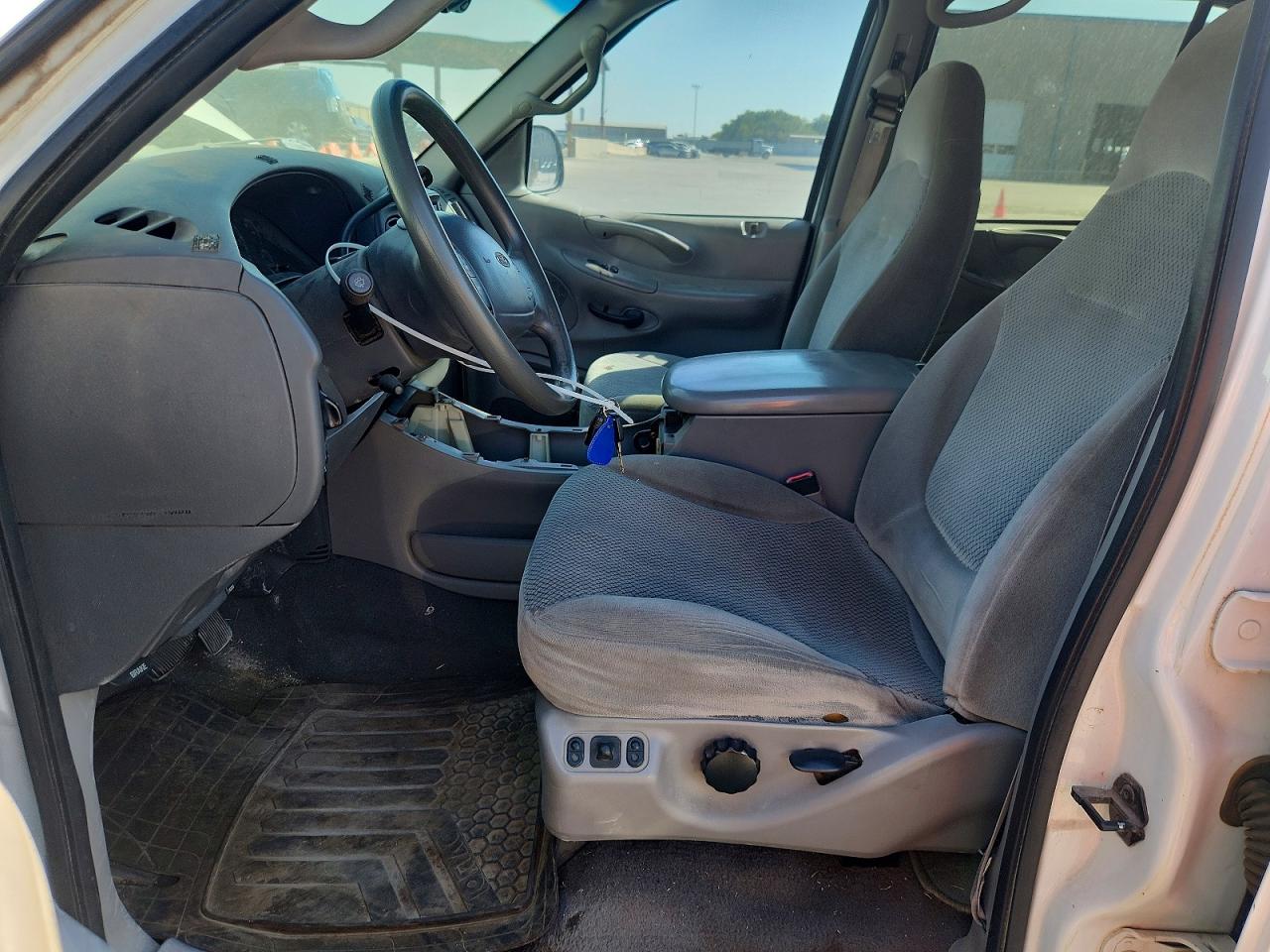 2000 Ford Expedition Xlt White vin: 1FMRU15L2YLB87199