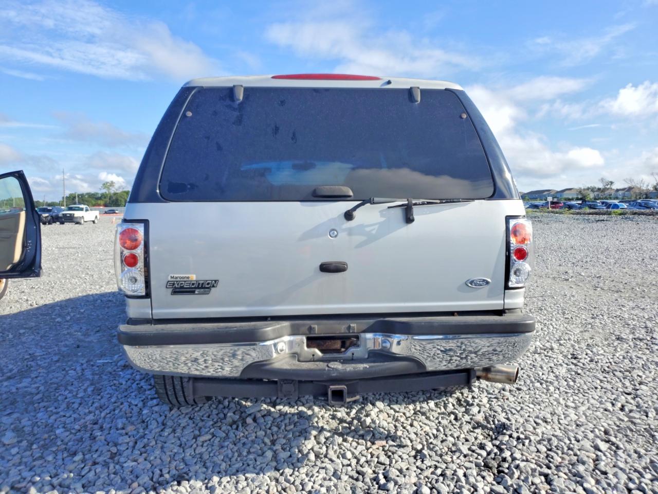 2002 Ford Expedition Xlt Silver vin: 1FMRU15L52LA33481