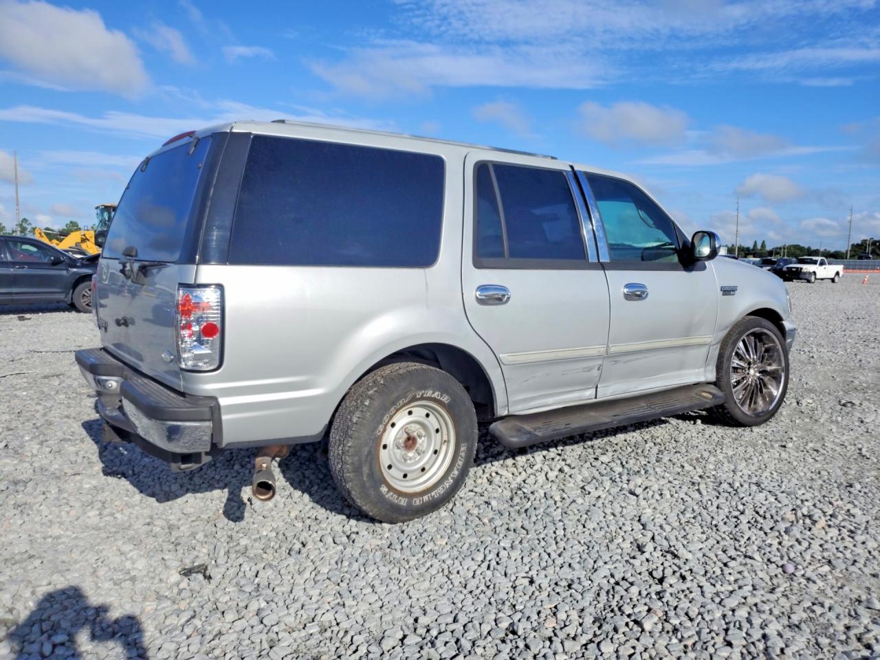 2002 Ford Expedition Xlt Silver vin: 1FMRU15L52LA33481