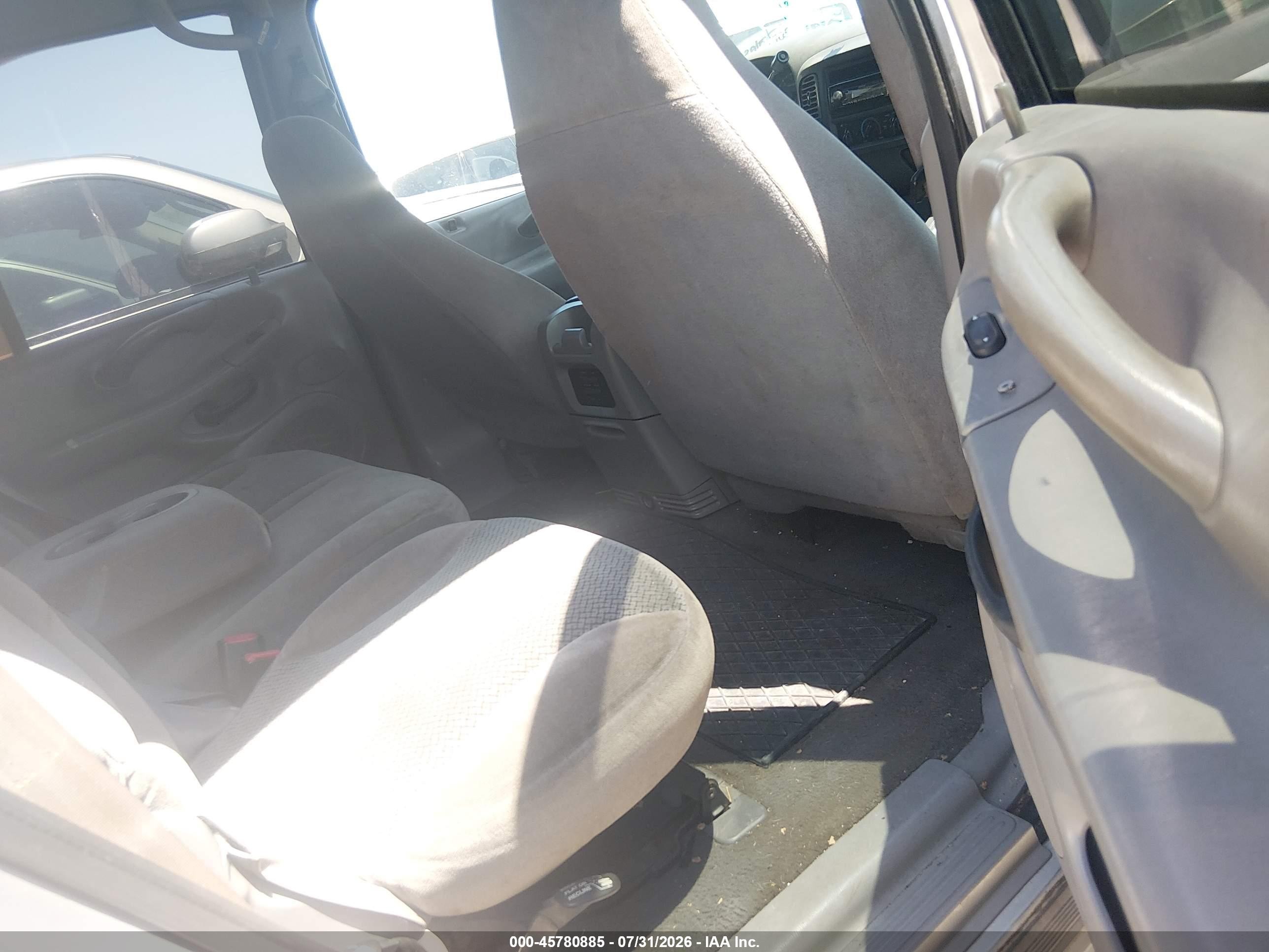 2001 Ford Expedition Xlt Beige vin: 1FMRU15L61LA26540
