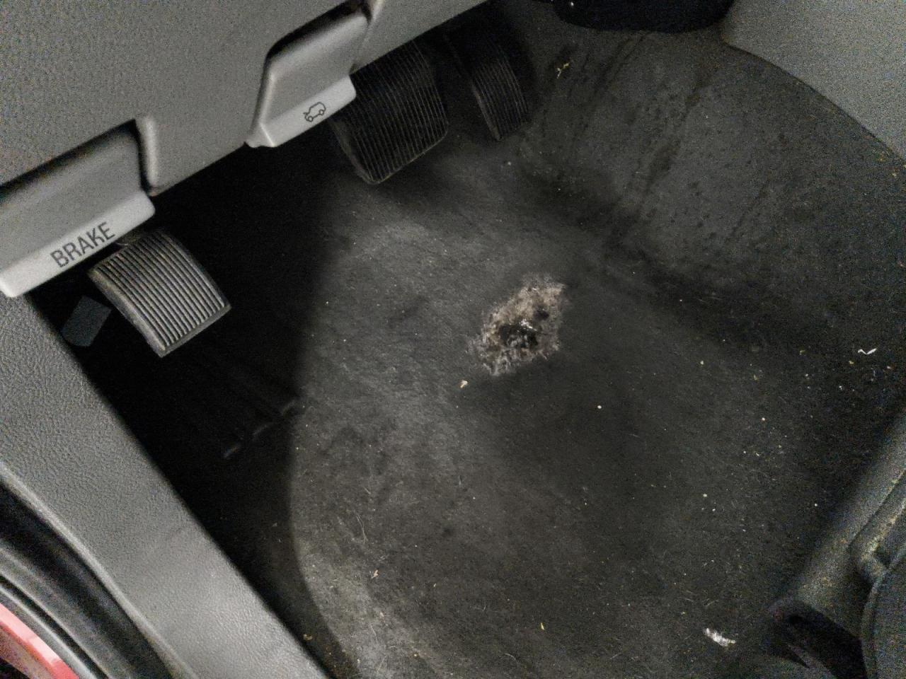 2004 Ford Expedition Xlt Red vin: 1FMRU15W24LB85439 Damage: Left Front Carpet, Torn, 4 To 5 Inches