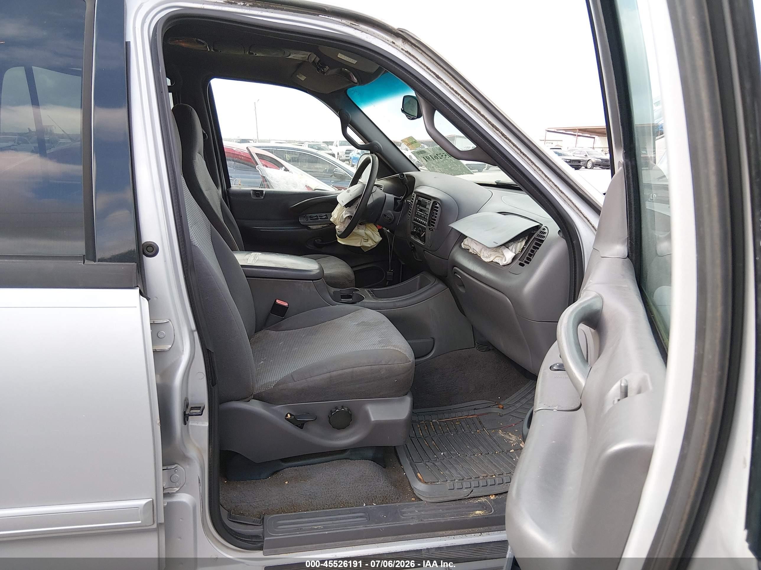 2002 Ford Expedition Xlt Серебряный vin: 1FMRU15W32LA12624