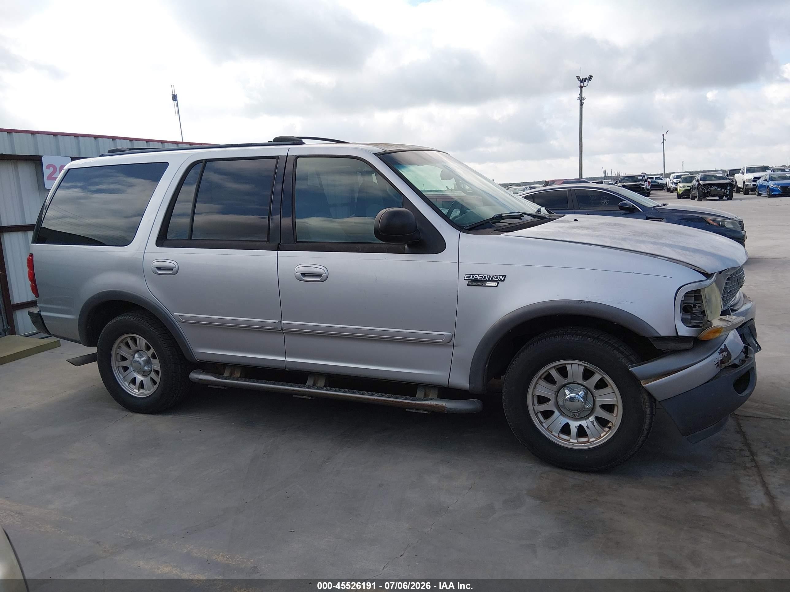 2002 Ford Expedition Xlt Серебряный vin: 1FMRU15W32LA12624