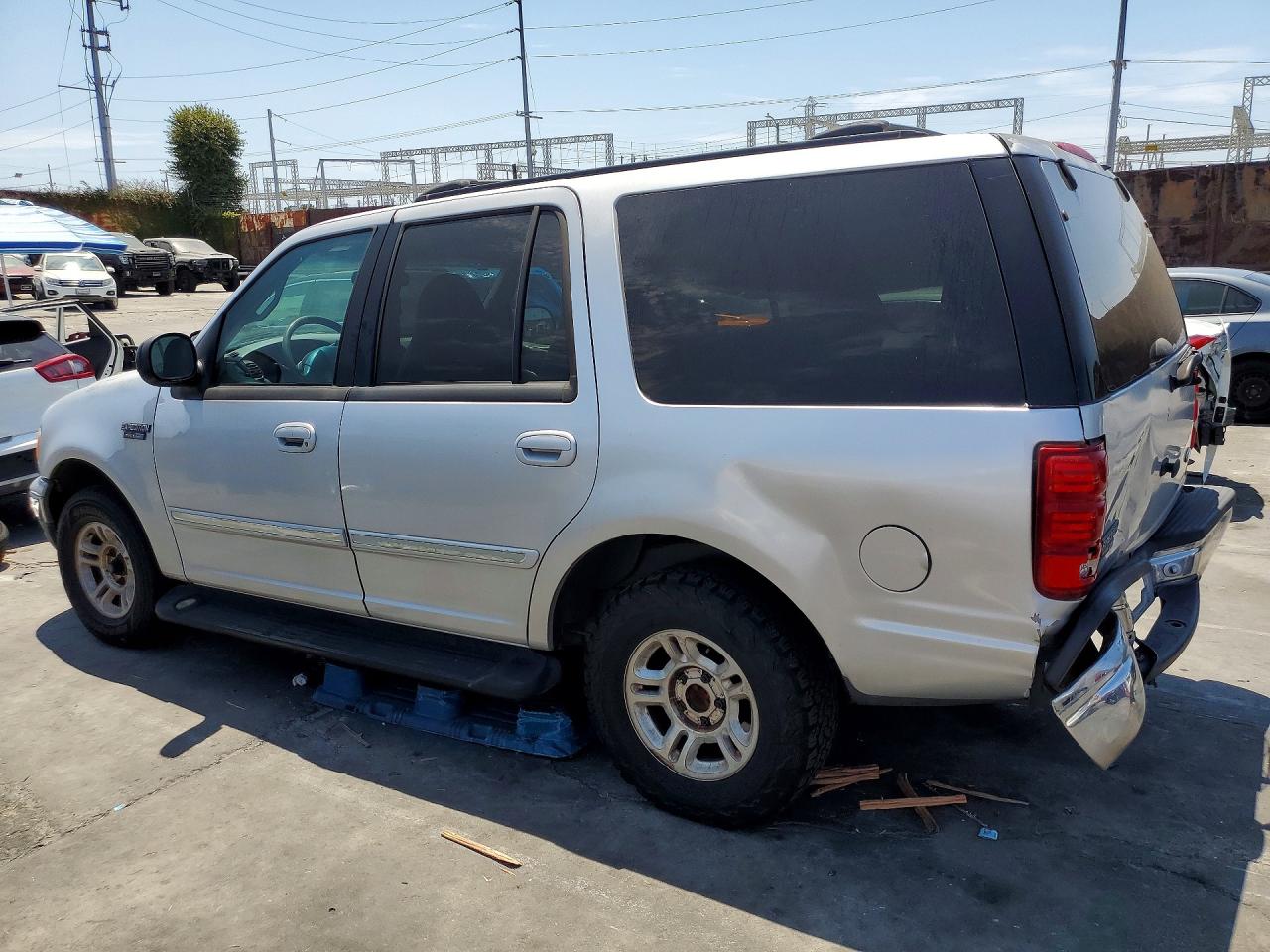 2002 Ford Expedition Xlt Серебряный vin: 1FMRU15W62LA99113