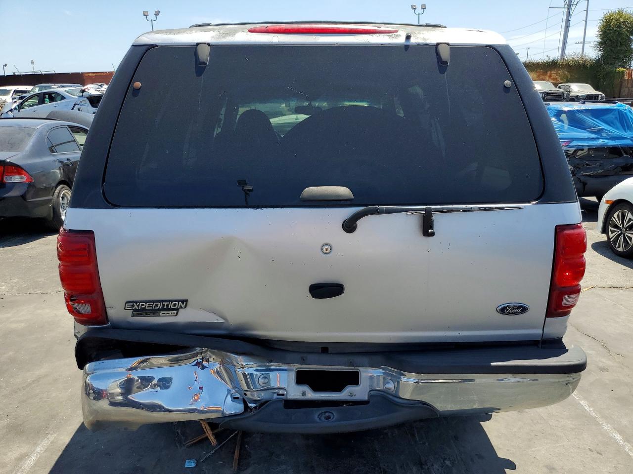 2002 Ford Expedition Xlt Серебряный vin: 1FMRU15W62LA99113