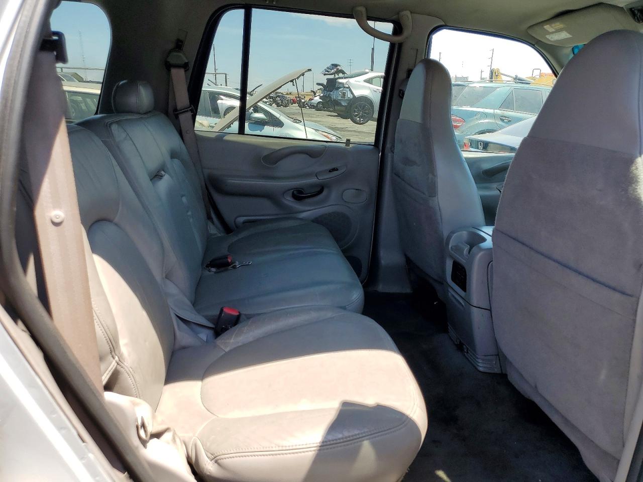 2002 Ford Expedition Xlt Серебряный vin: 1FMRU15W62LA99113