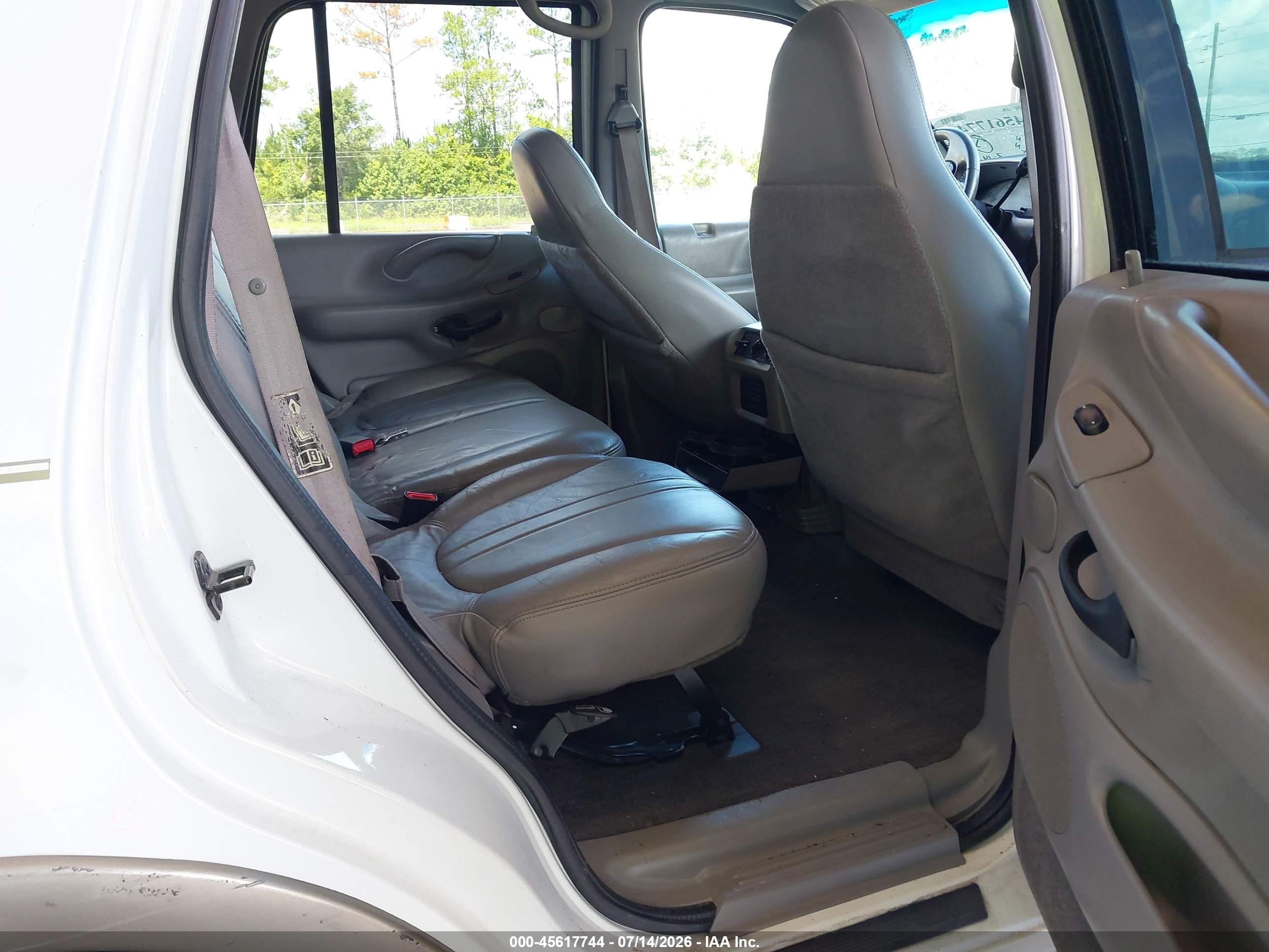 2001 Ford Expedition Eddie Bauer White vin: 1FMRU17L21LB21951