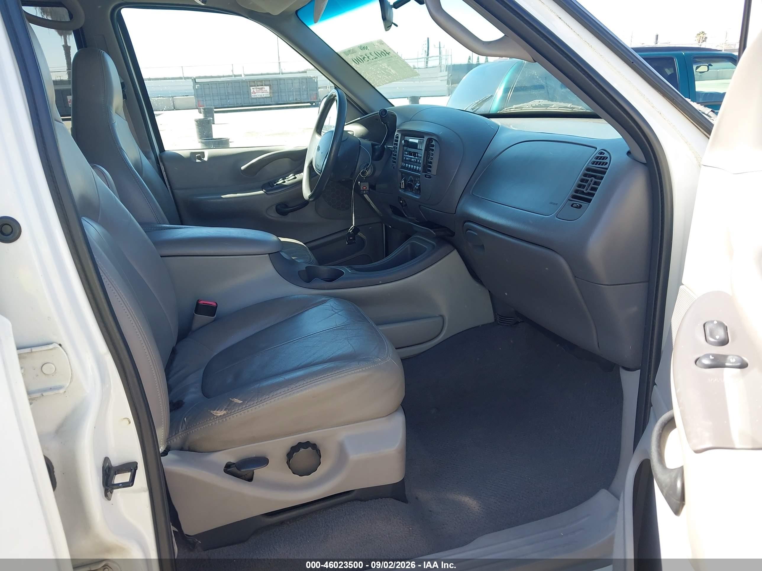 1999 Ford Expedition Eddie Bauer/xlt Белый vin: 1FMRU17L7XLA38198