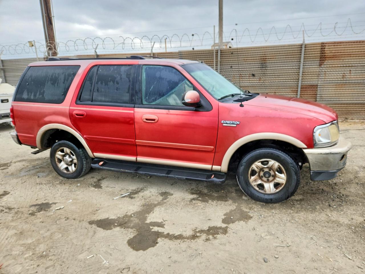 1998 Ford Expedition Red vin: 1FMRU17L9WLC08978
