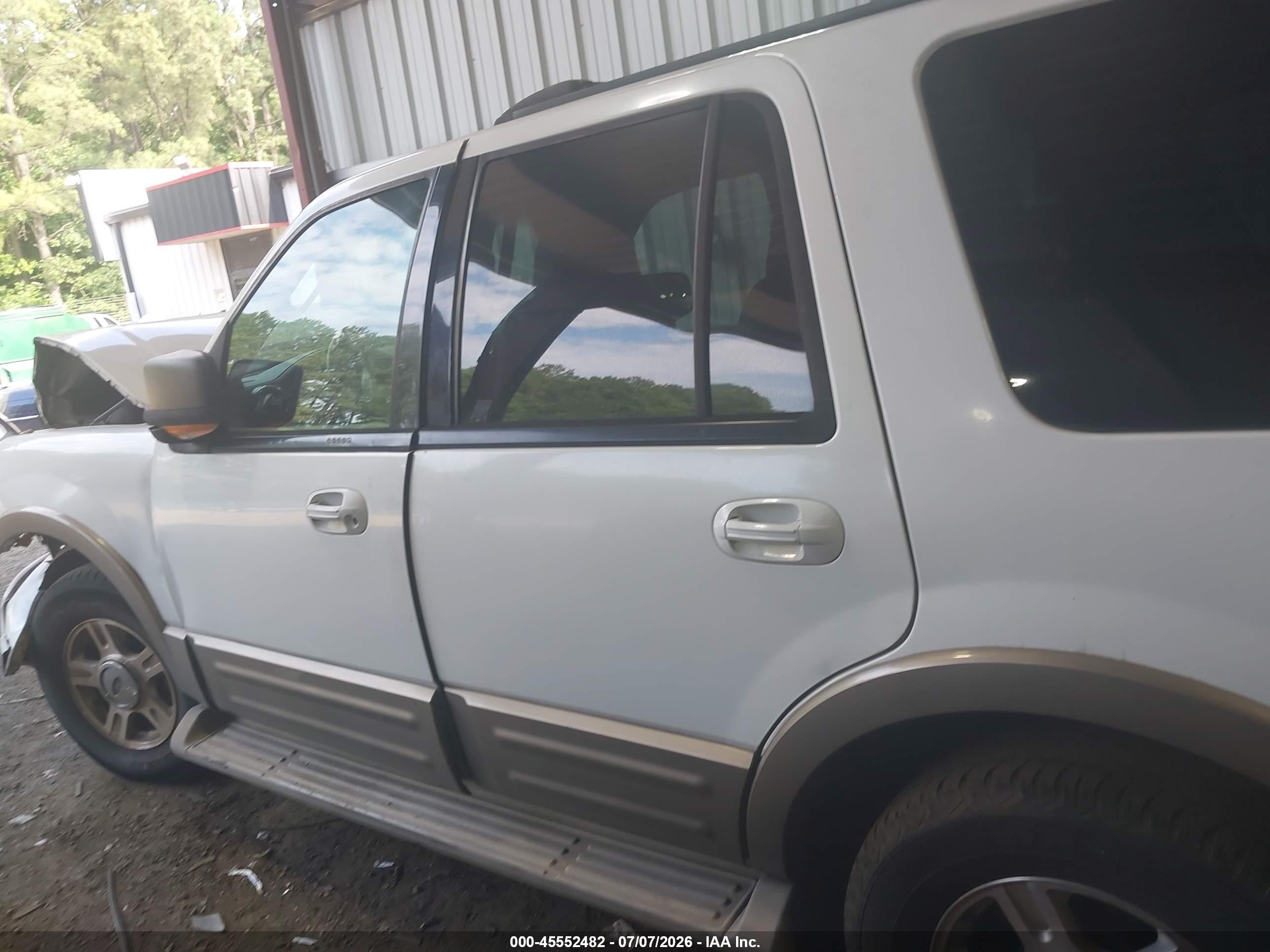 2004 Ford Expedition Eddie Bauer Белый vin: 1FMRU17W04LB14754