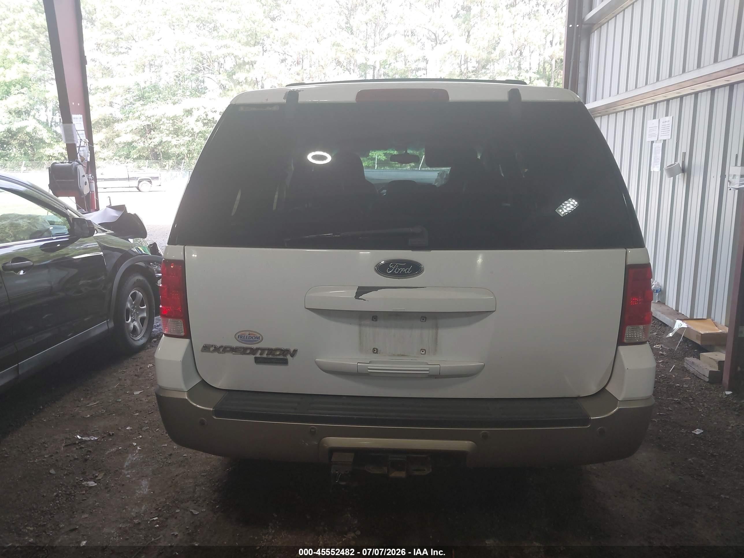 2004 Ford Expedition Eddie Bauer Белый vin: 1FMRU17W04LB14754