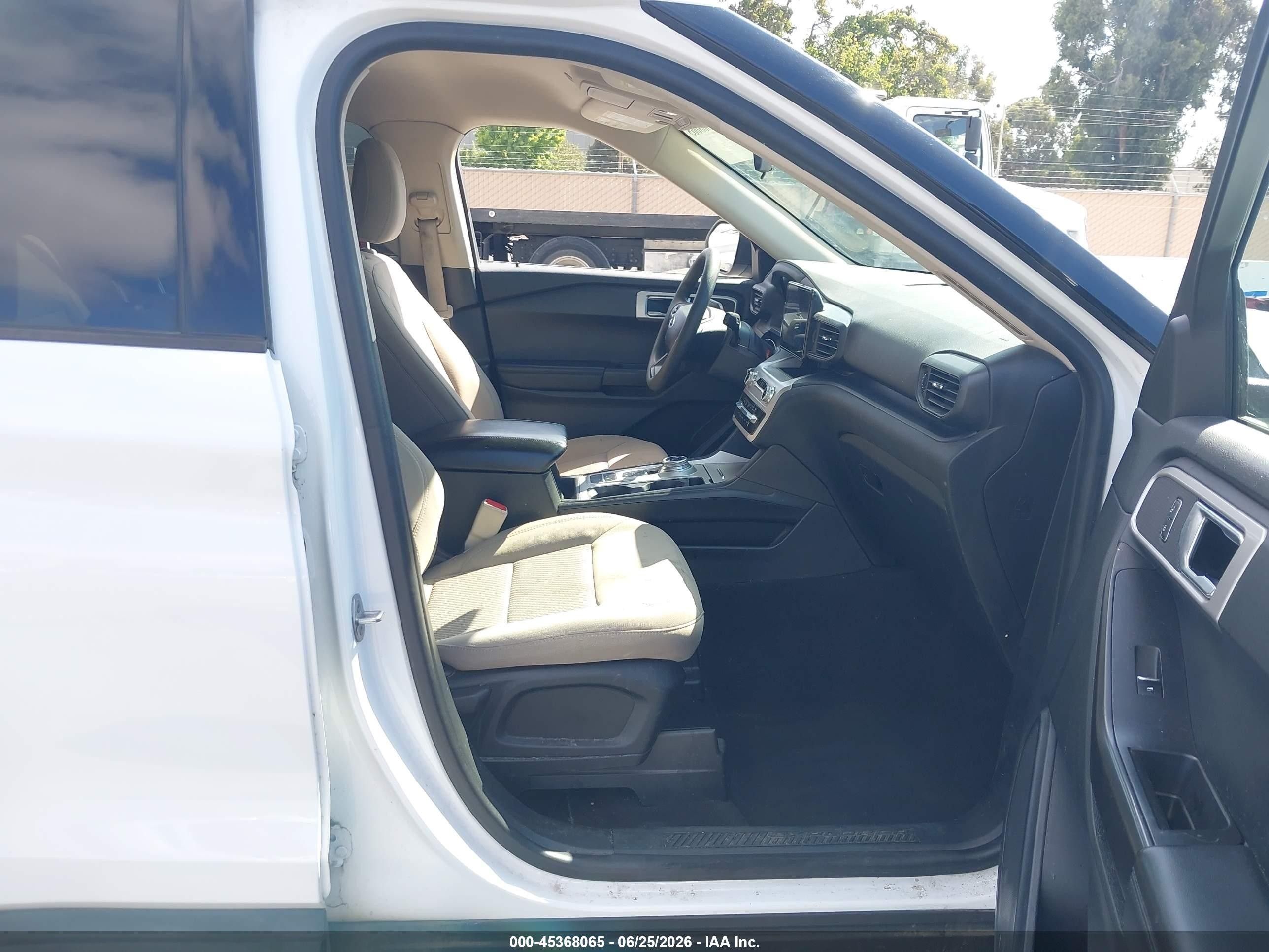 2022 Ford Explorer   White vin: 1FMSK7BH3NGA99714