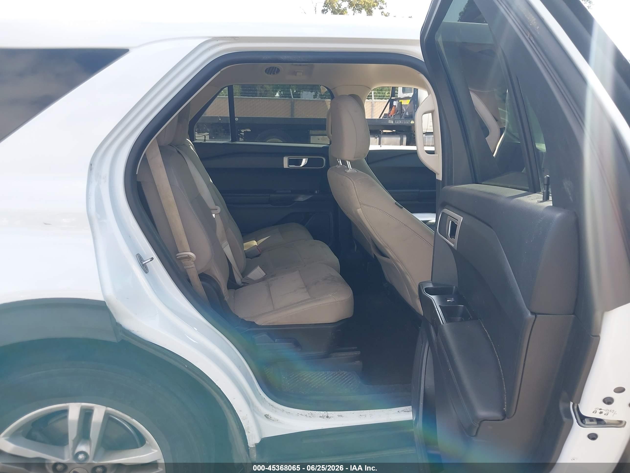 2022 Ford Explorer   White vin: 1FMSK7BH3NGA99714