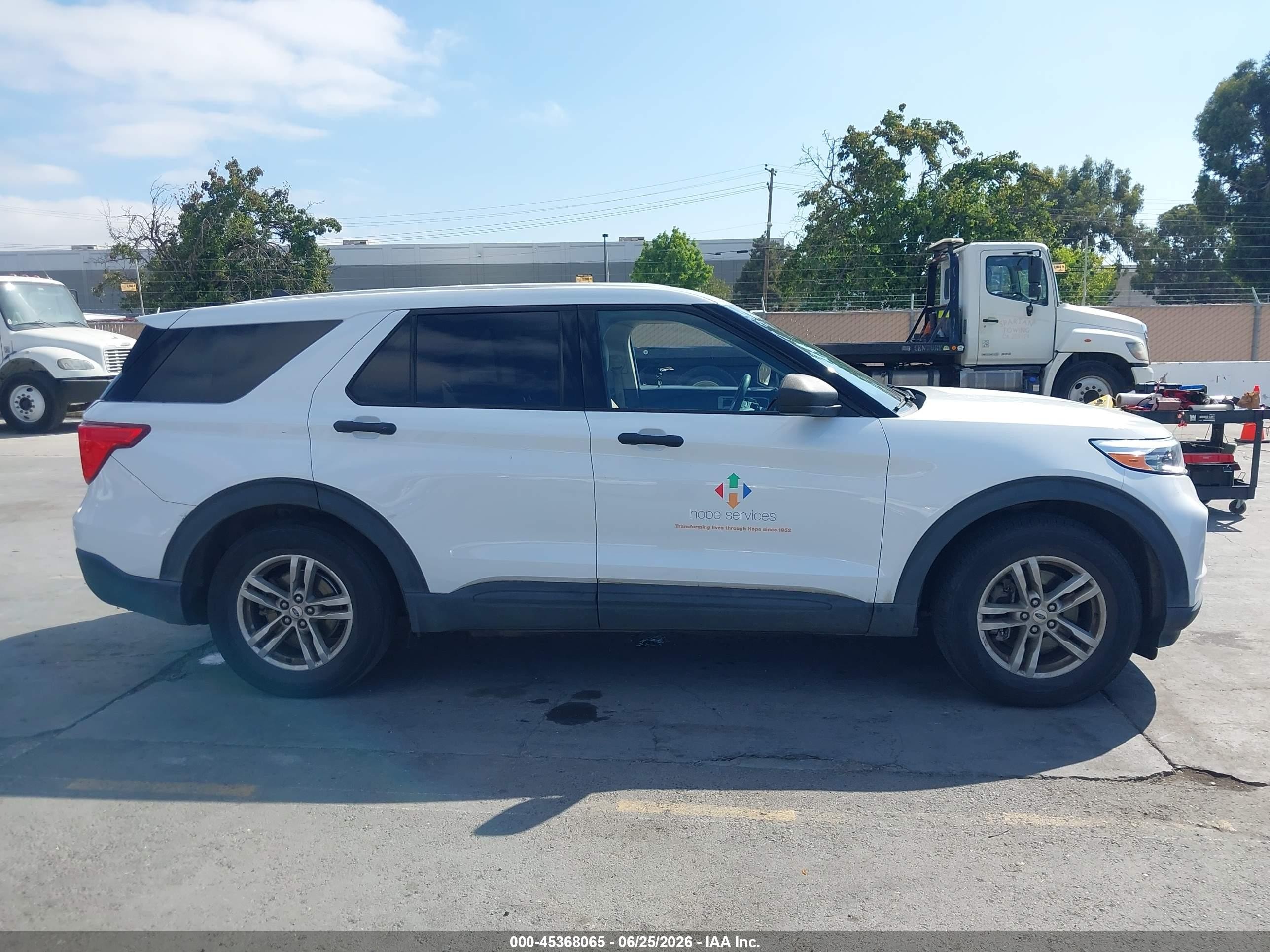 2022 Ford Explorer   White vin: 1FMSK7BH3NGA99714