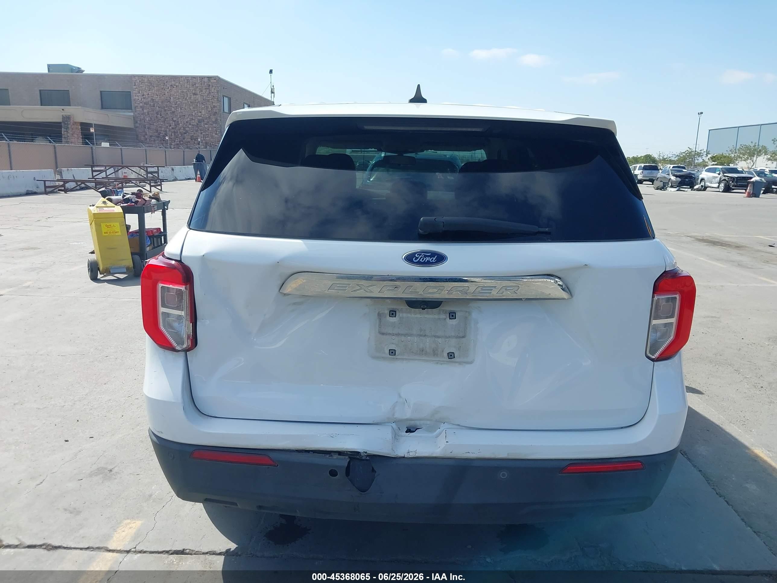 2022 Ford Explorer   White vin: 1FMSK7BH3NGA99714