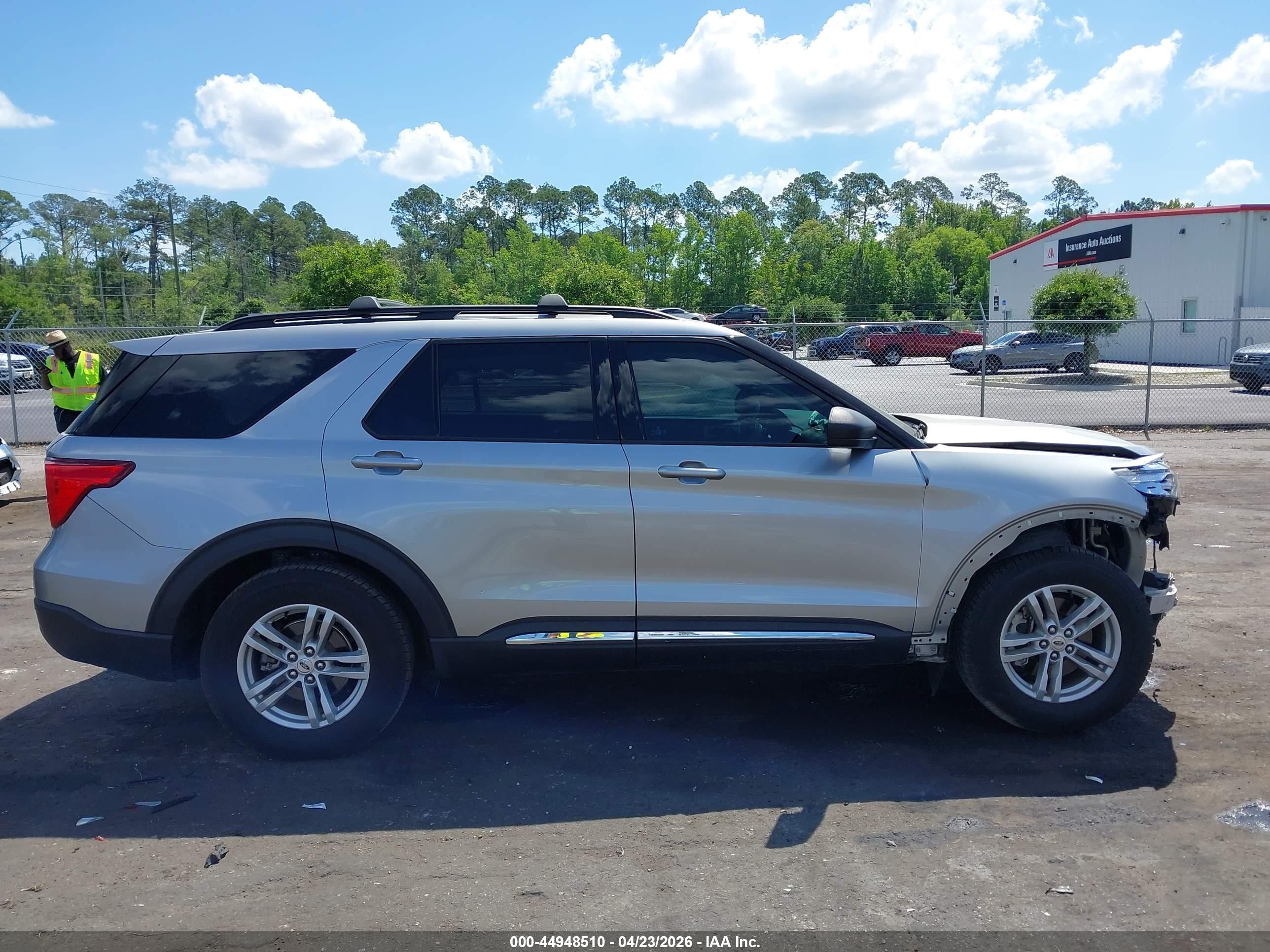 2020 Ford Explorer Xlt Серебряный vin: 1FMSK7DH2LGB19171