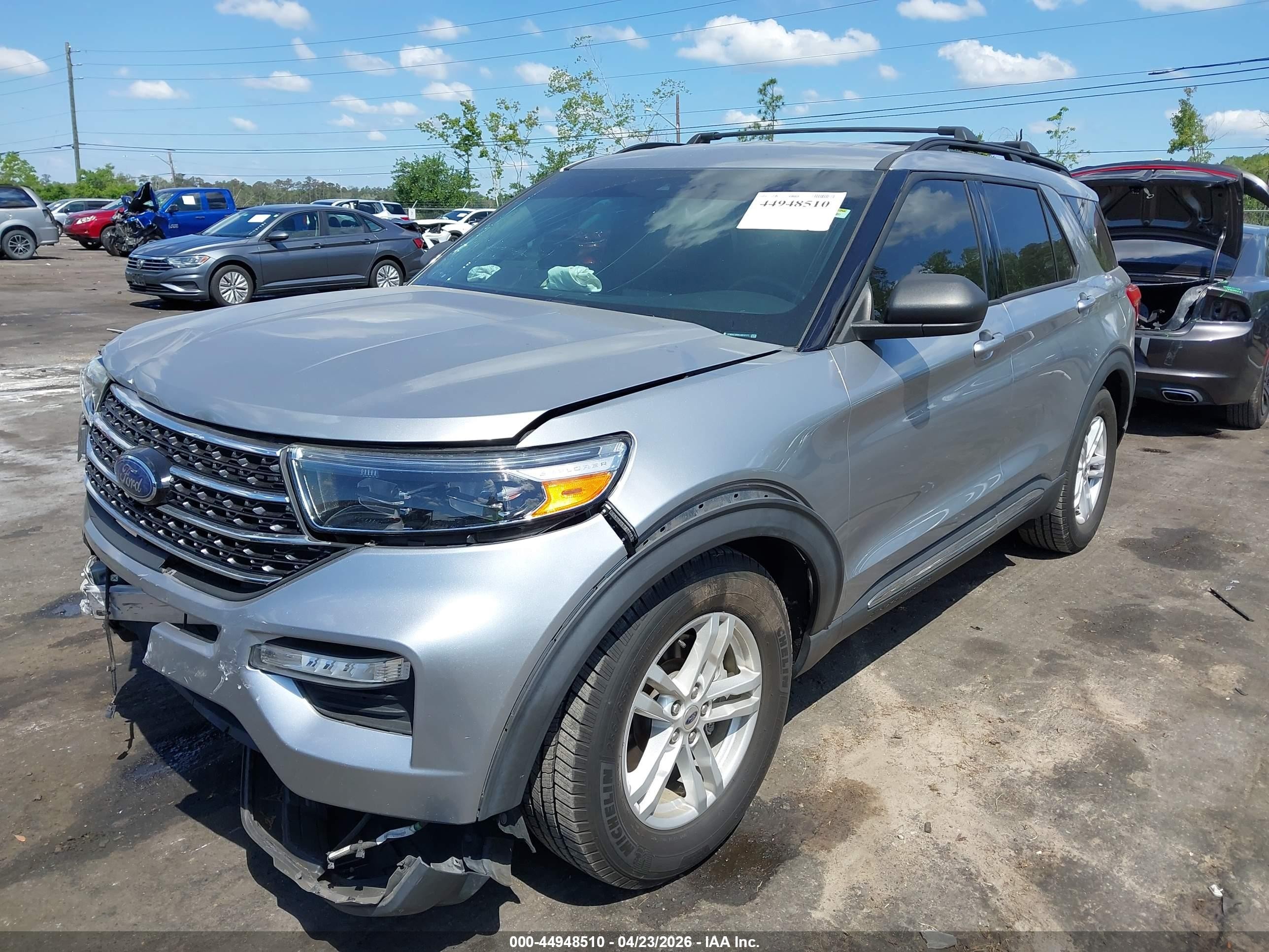 2020 Ford Explorer Xlt Серебряный vin: 1FMSK7DH2LGB19171