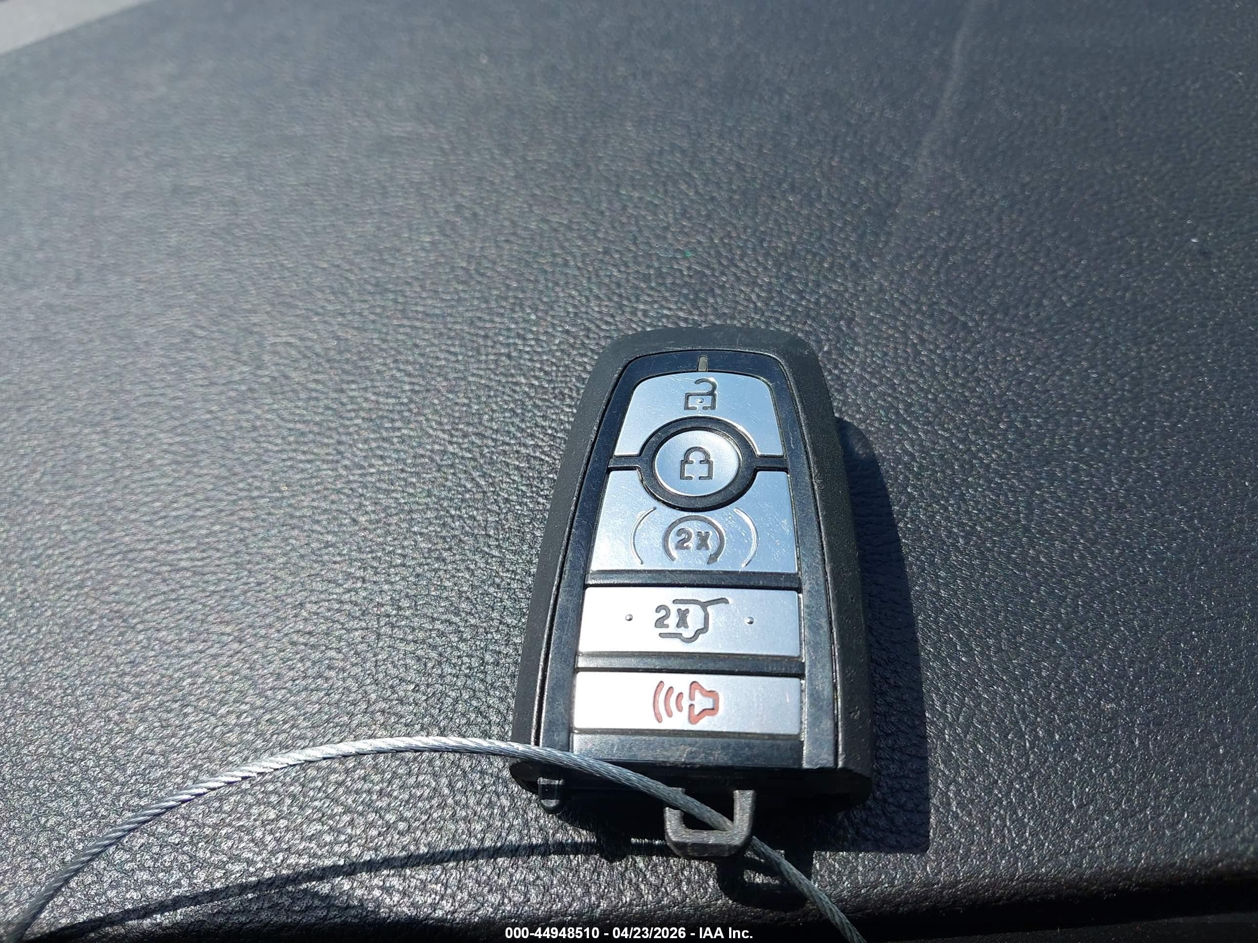 2020 Ford Explorer Xlt Серебряный vin: 1FMSK7DH2LGB19171