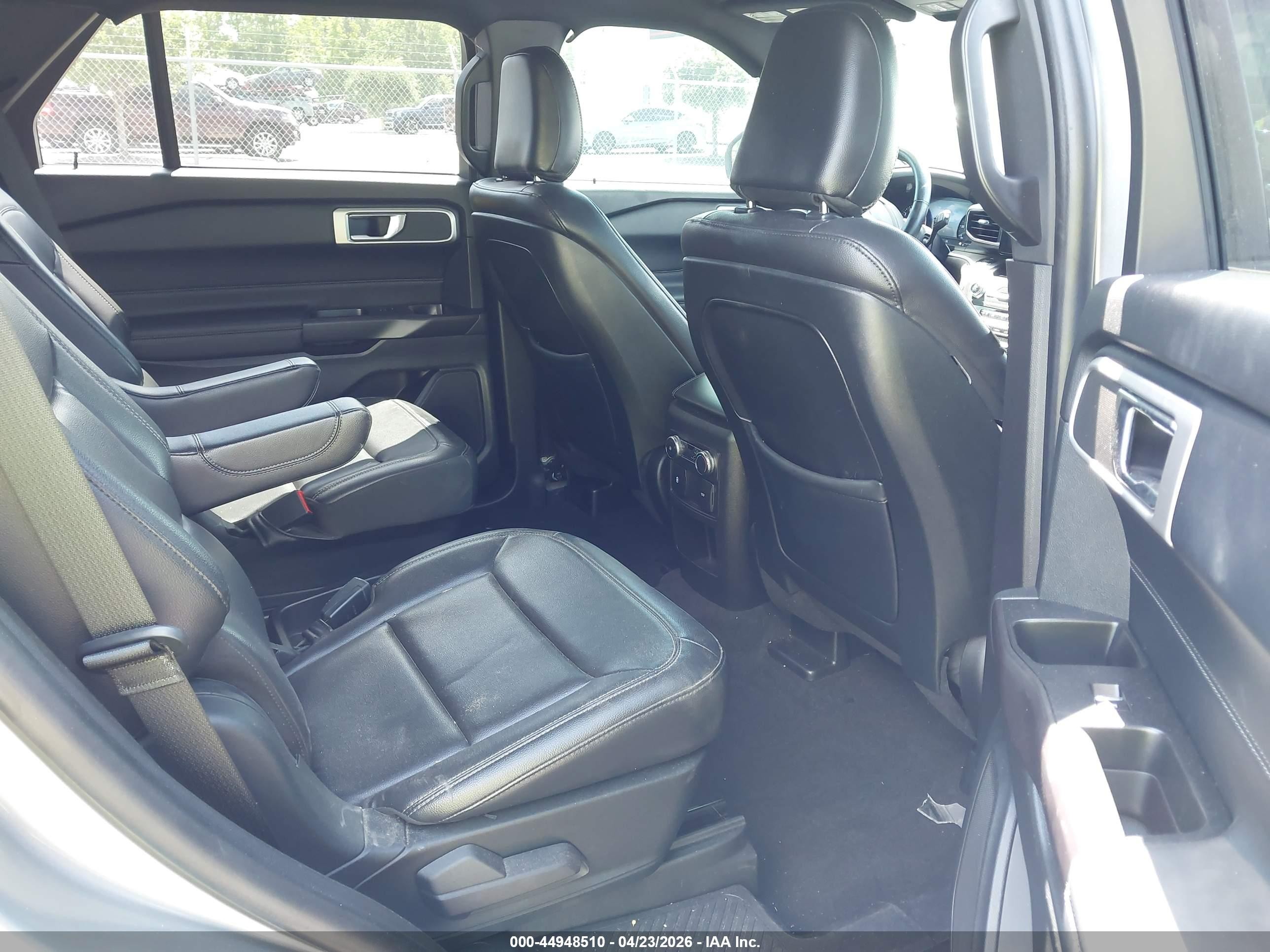 2020 Ford Explorer Xlt Серебряный vin: 1FMSK7DH2LGB19171