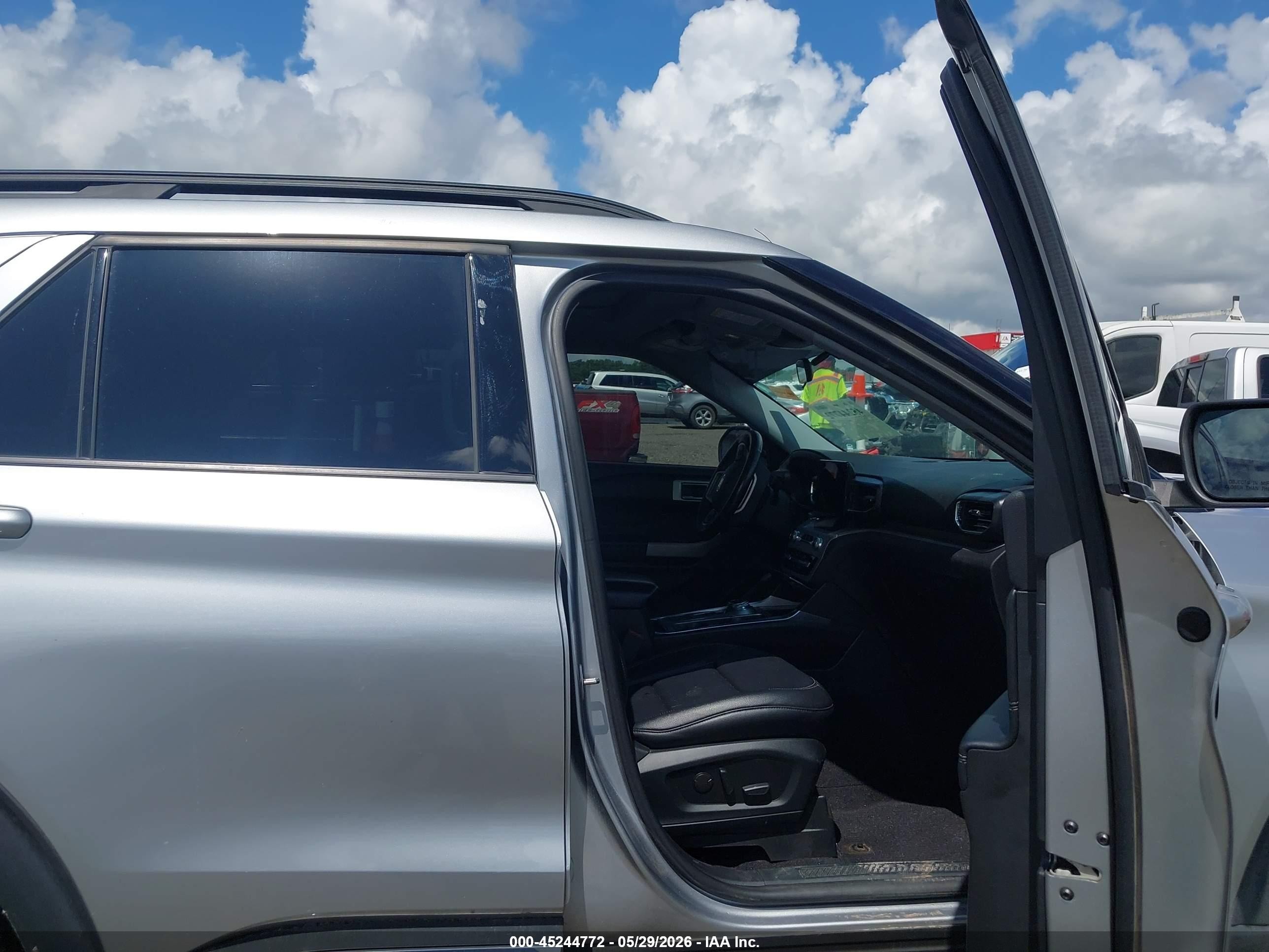 2020 Ford Explorer Xlt Silver vin: 1FMSK7DH6LGC86181