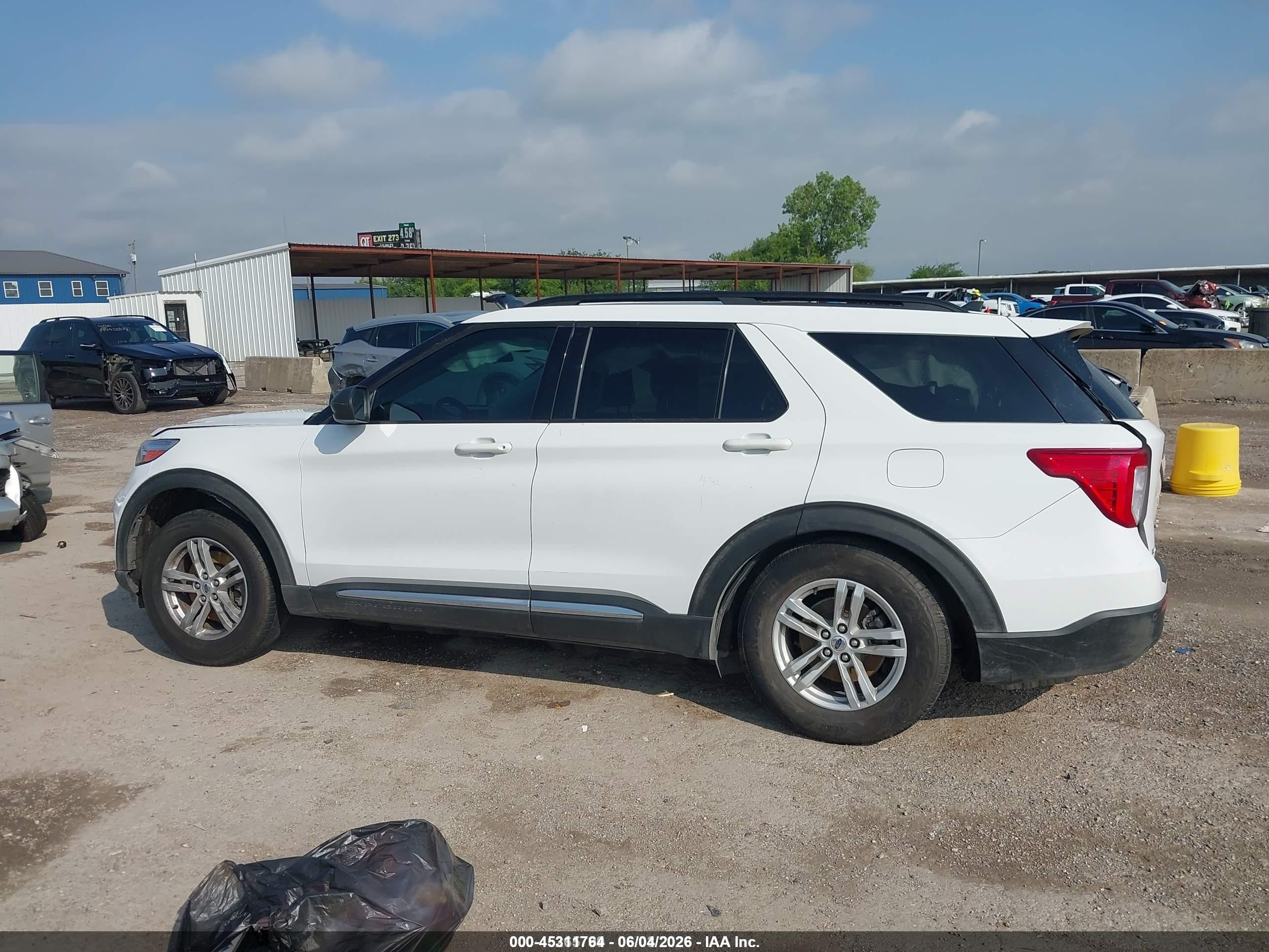 2021 Ford Explorer Xlt White vin: 1FMSK7DH7MGA52245