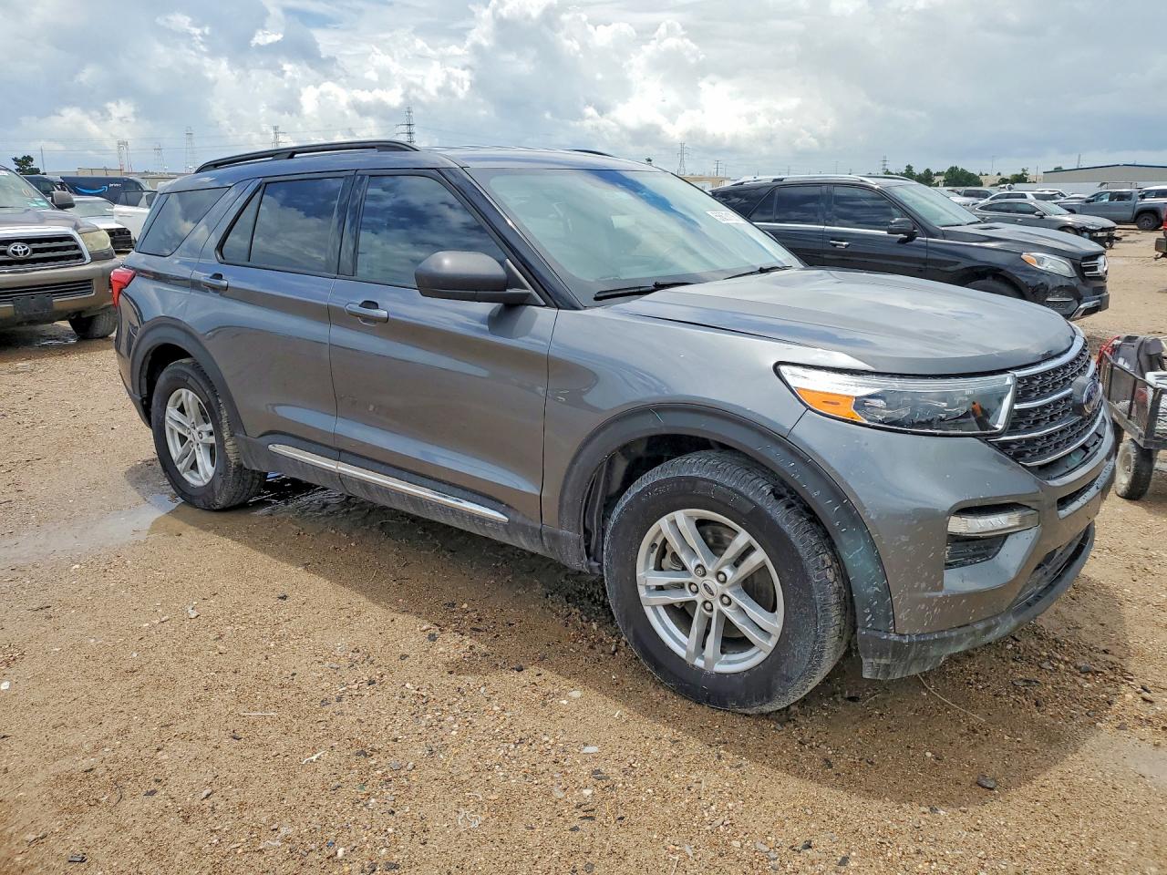 2023 Ford Explorer Xlt Silver vin: 1FMSK7DH8PGB30567