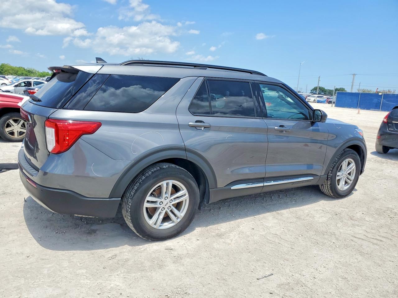 2024 Ford Explorer Xlt Gray vin: 1FMSK7DH9RGA43683