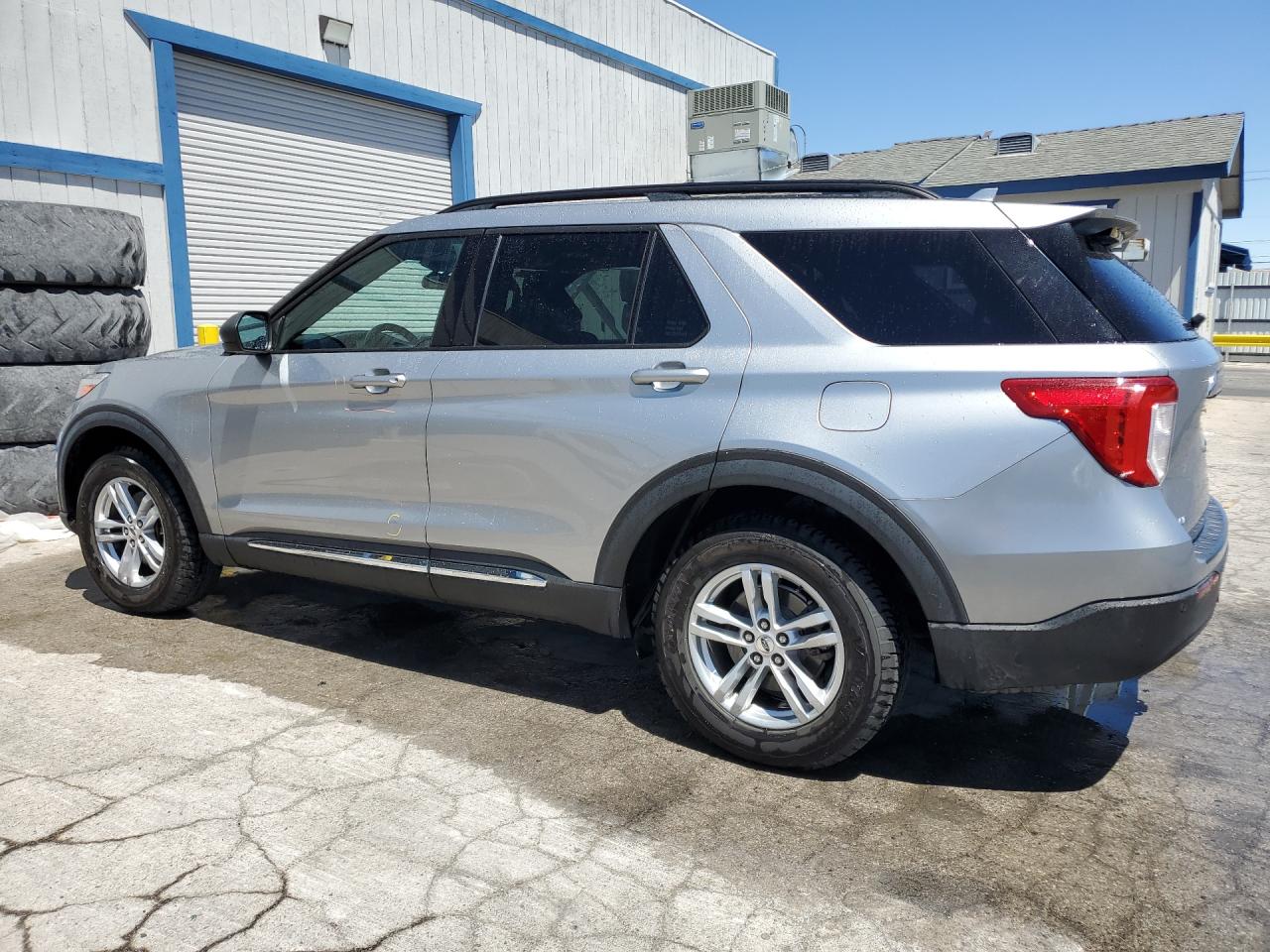 2020 Ford Explorer Xlt Silver vin: 1FMSK8DH2LGA40556 Damage: Left Front Door, Dent(S) W/ Paint Dmg, 1 To 2 Inches