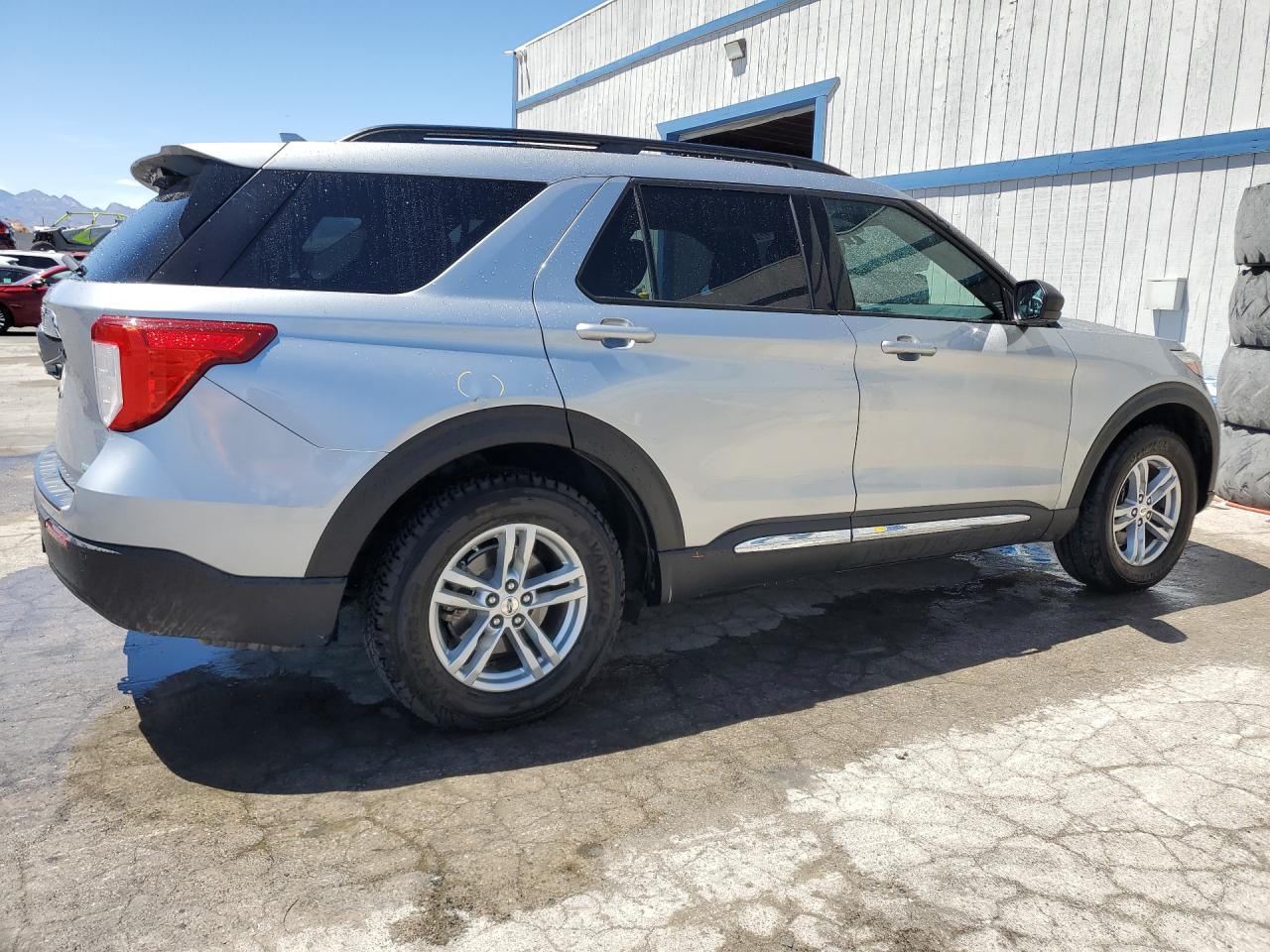 2020 Ford Explorer Xlt Silver vin: 1FMSK8DH2LGA40556 Damage: Right Qtr Panel, Dent(S) W/ Paint Dmg, 4 To 5 Inches