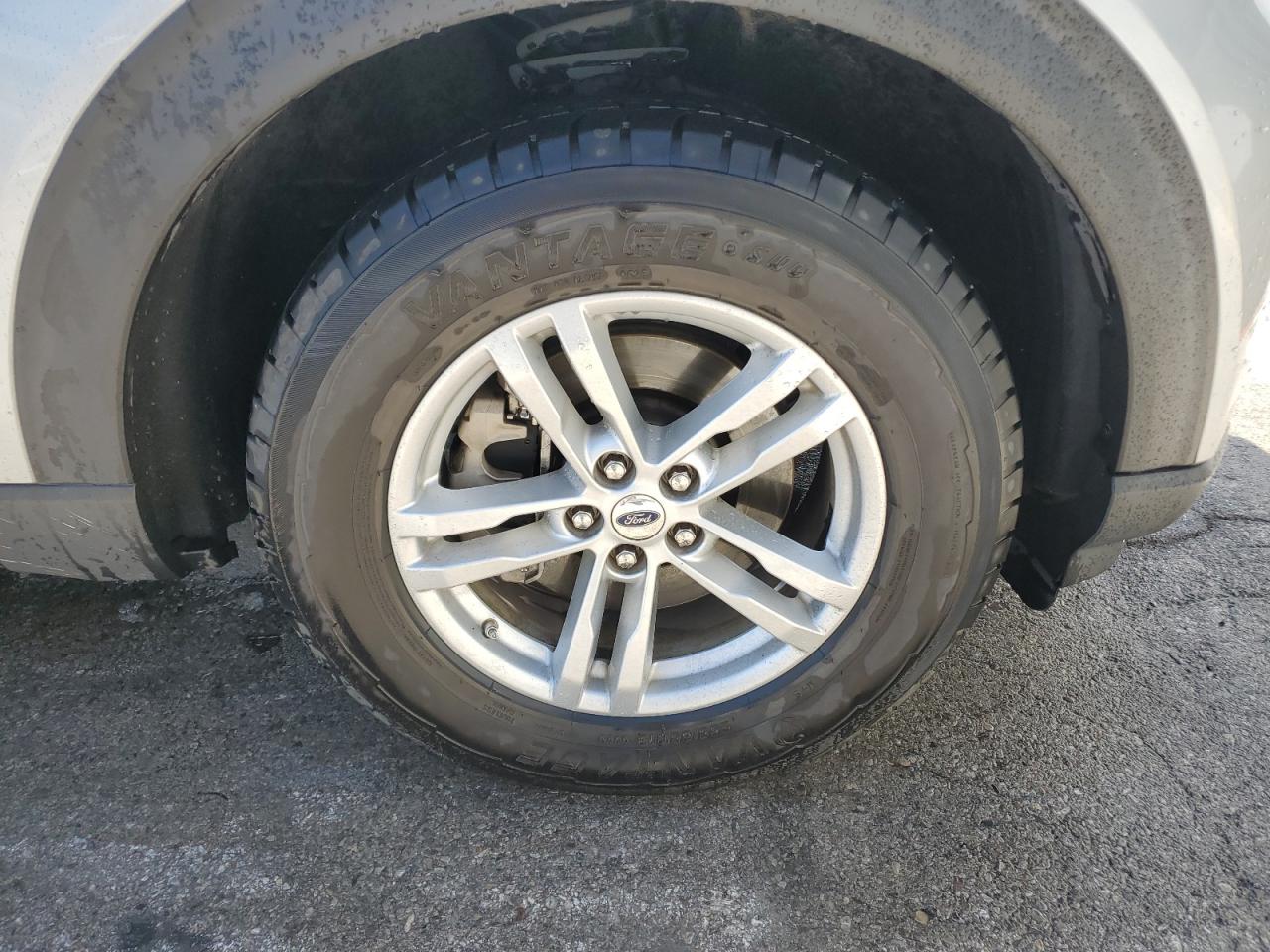 2020 Ford Explorer Xlt Silver vin: 1FMSK8DH2LGA40556 Damage: Right Front Wheel, Curb Rash, 2 To 3 Inches