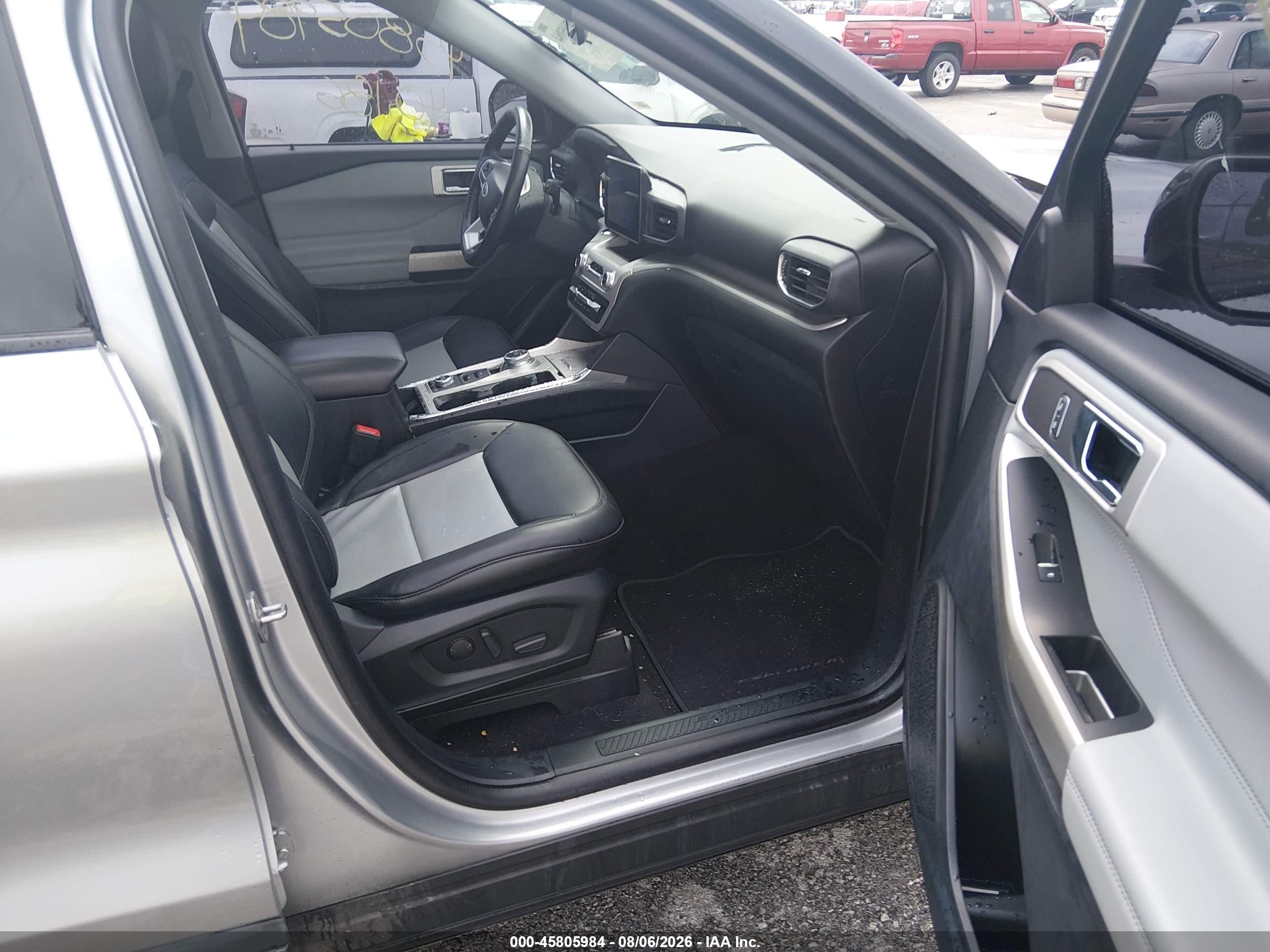 2022 Ford Explorer Xlt Silver vin: 1FMSK8DH4NGA23356