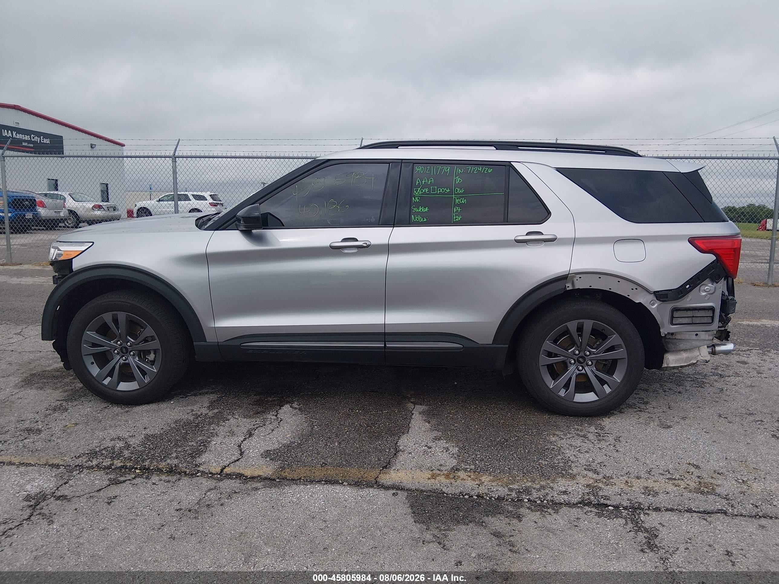 2022 Ford Explorer Xlt Silver vin: 1FMSK8DH4NGA23356