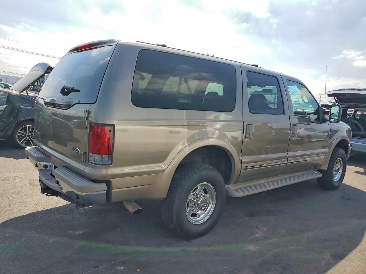 2002 Ford Excursion Limited Tan vin: 1FMSU43F02EA77747