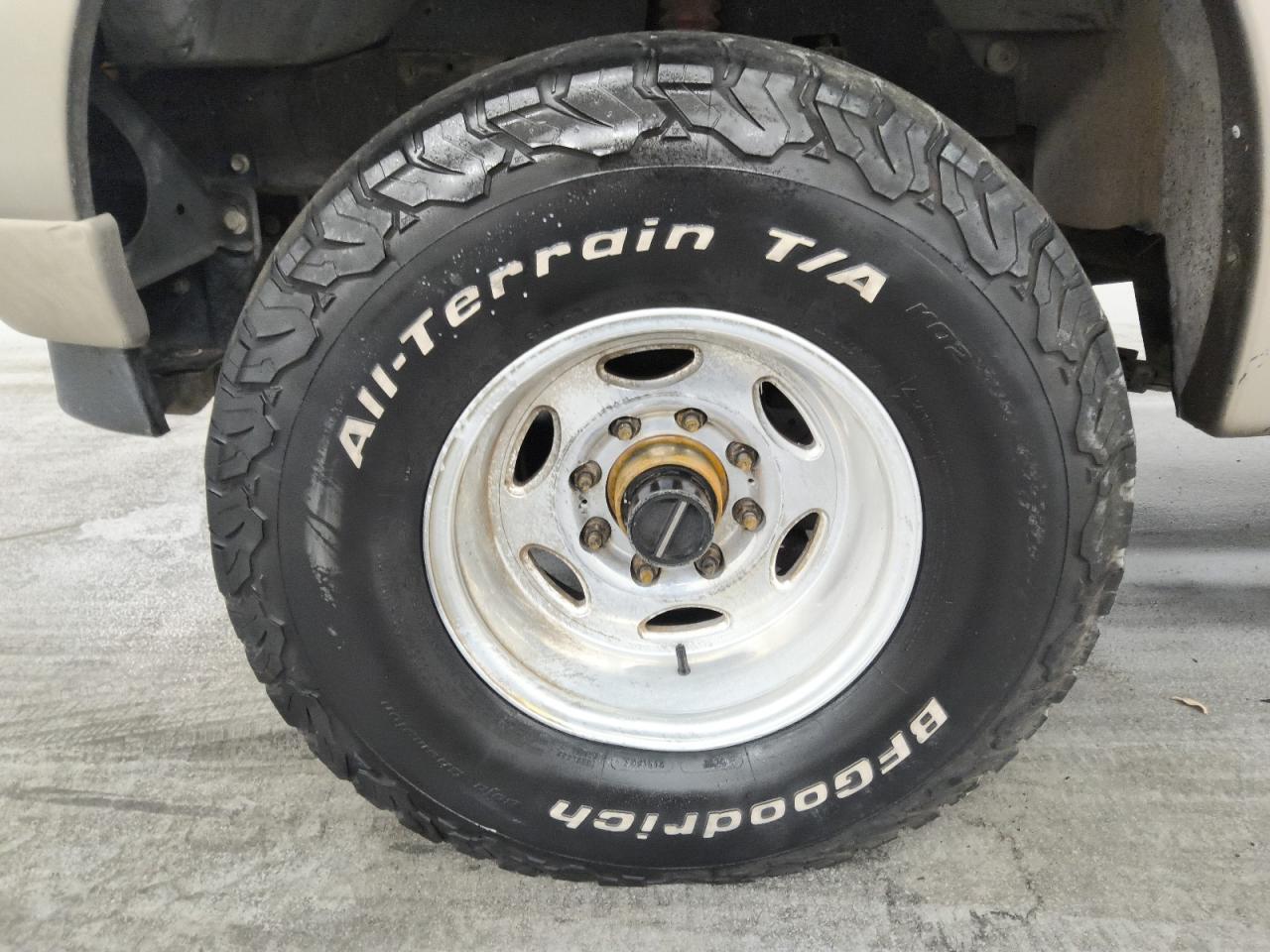 2003 Ford Excursion Eddie Bauer Brown vin: 1FMSU45P93EC17687 Damage: Left Front Wheel, Aftermarket, Acceptable