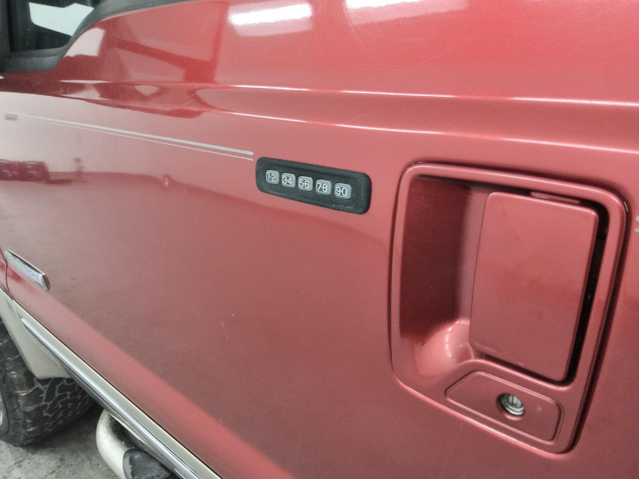 2003 Ford Excursion Eddie Bauer Brown vin: 1FMSU45P93EC17687 Damage: Left Front Door, Dent(S) W/ Paint Dmg, 1/8 To 1/2 Inch