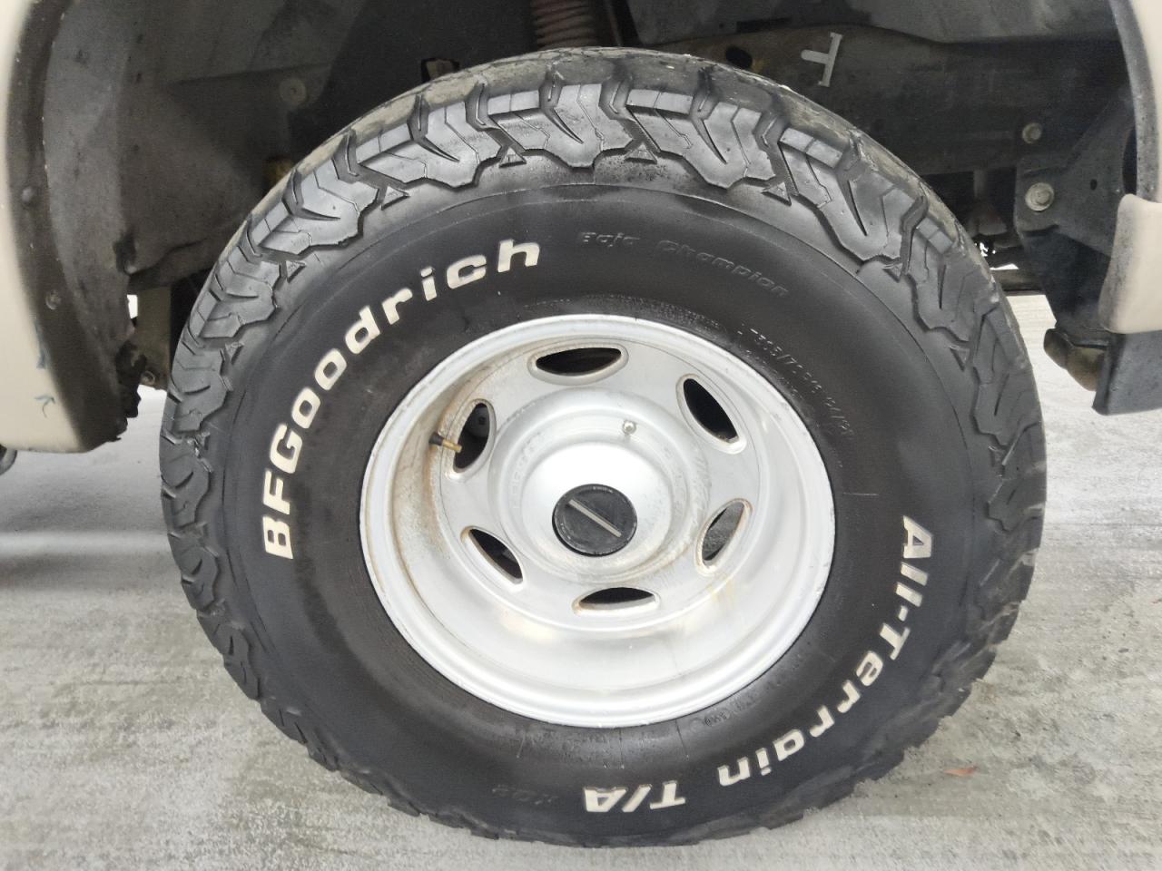 2003 Ford Excursion Eddie Bauer Brown vin: 1FMSU45P93EC17687 Damage: Right Front Wheel, Bent, Replacement Required