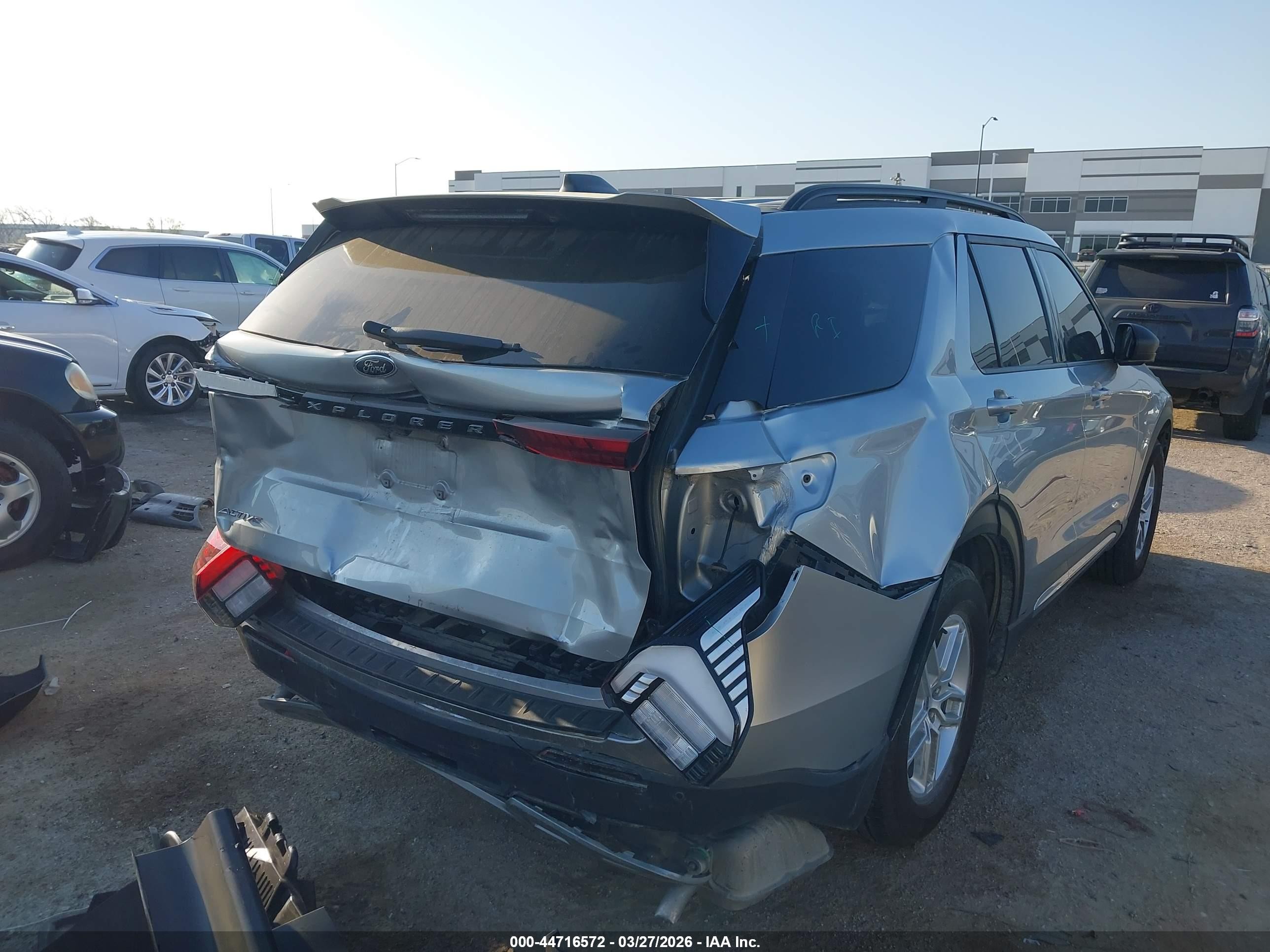 2025 Ford Explorer Active Серебряный vin: 1FMUK7DH7SGA27951