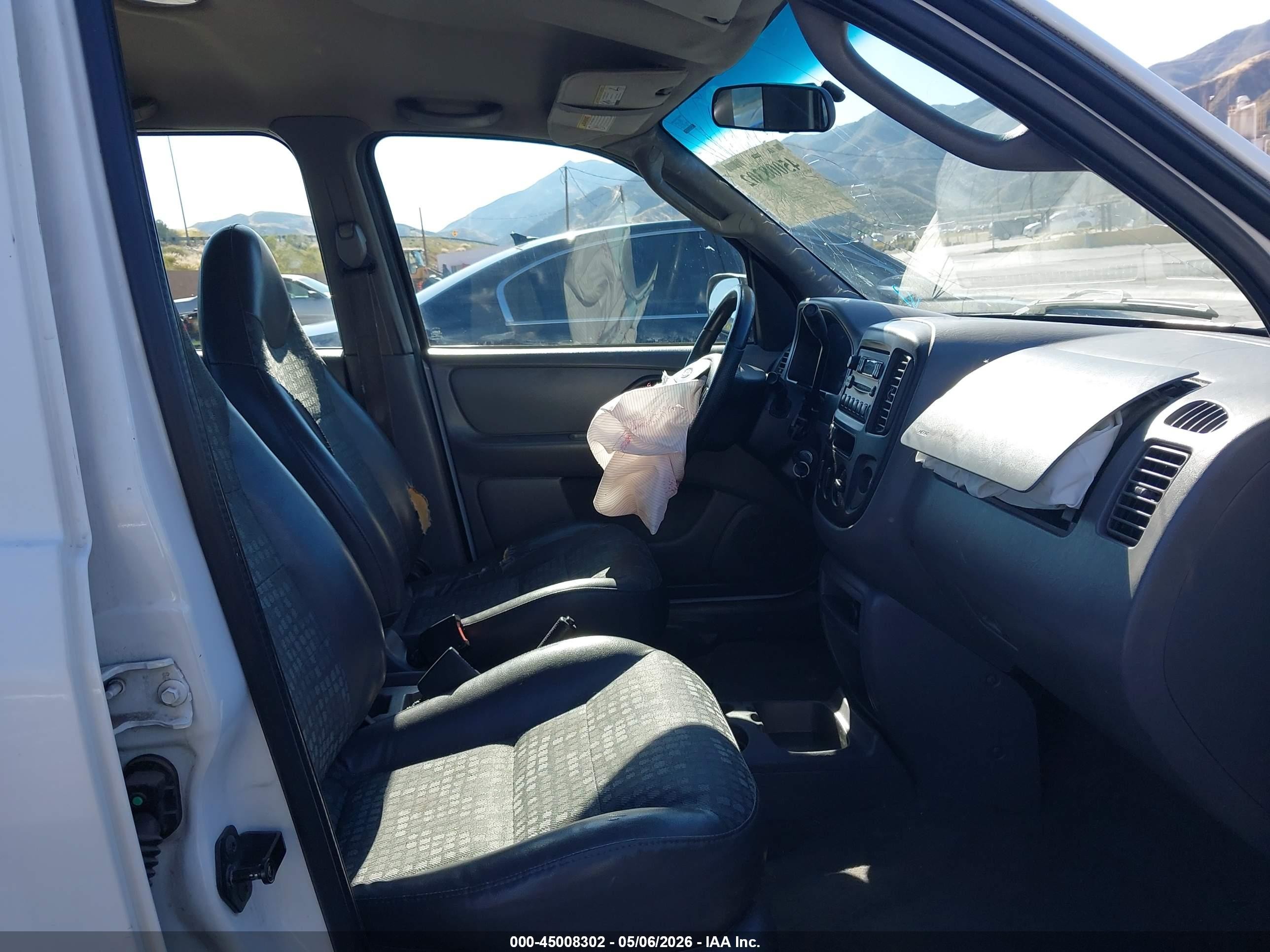 2001 Ford Escape Xls White vin: 1FMYU01131KA26057