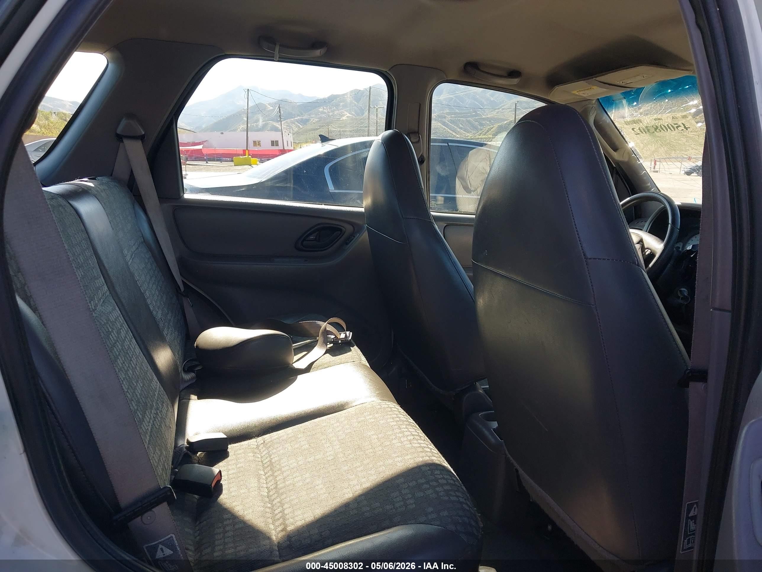 2001 Ford Escape Xls White vin: 1FMYU01131KA26057