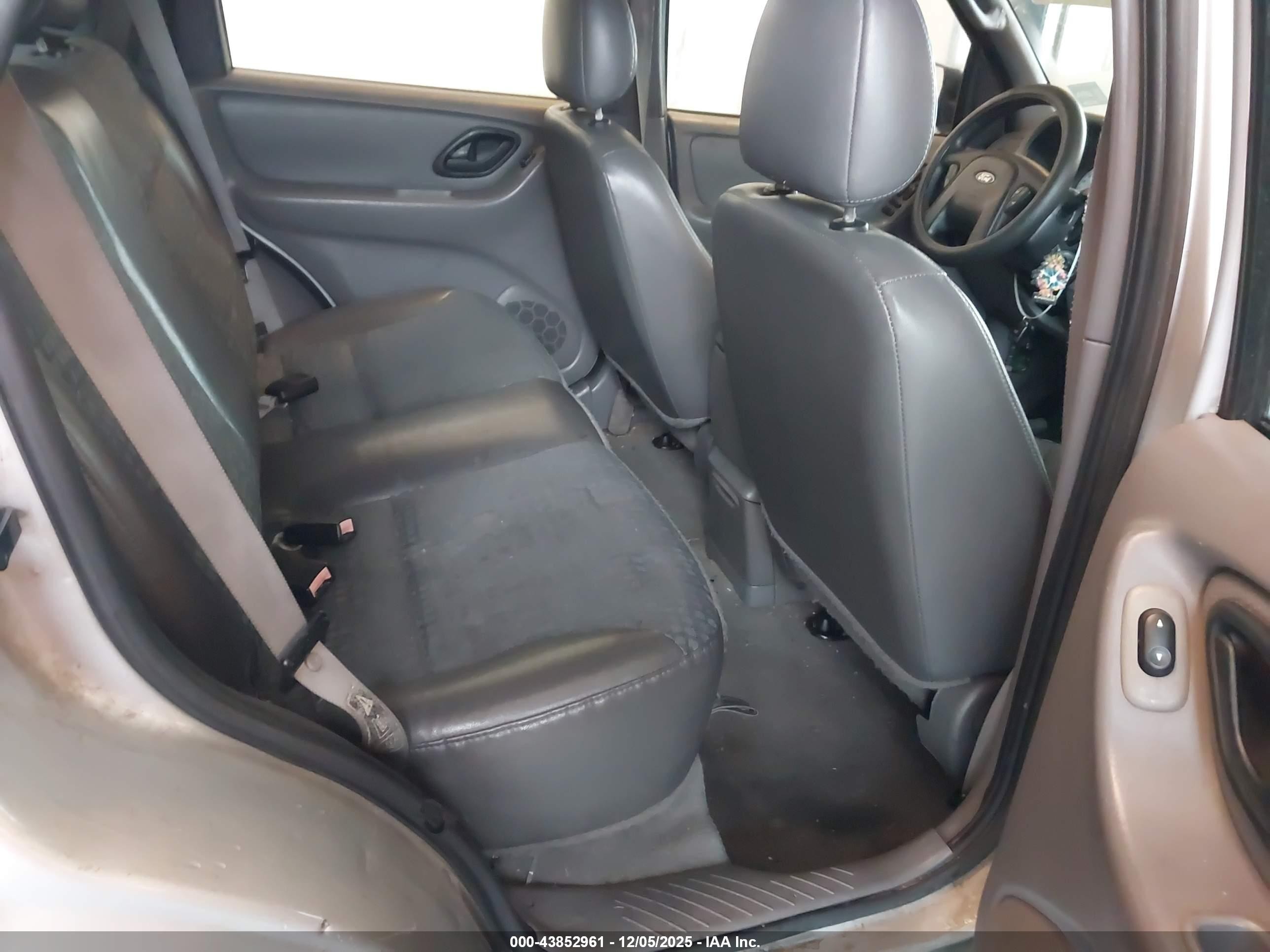 2002 Ford Escape Xls Silver vin: 1FMYU01162KC84834